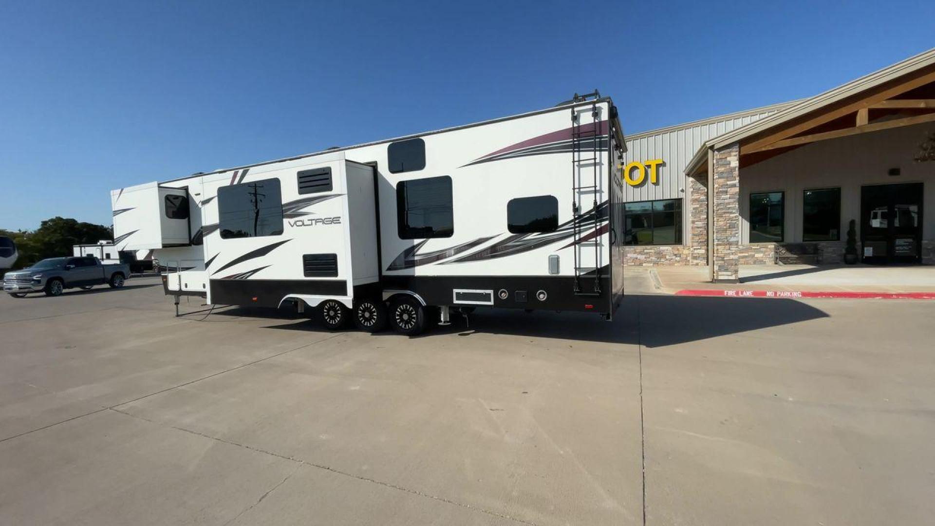 2016 DUTCHMEN VOLTAGE 4150 (4YDF41533GZ) , Length: 44.08 ft. | Dry Weight: 16,685 lbs. | Slides: 3 transmission, located at 4319 N Main St, Cleburne, TX, 76033, (817) 678-5133, 32.385960, -97.391212 - Photo#7