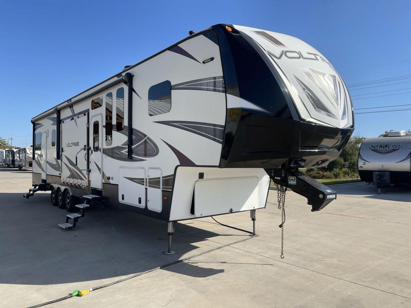 2016 DUTCHMEN VOLTAGE 4150 (4YDF41533GZ) , Length: 44.08 ft. | Dry Weight: 16,685 lbs. | Slides: 3 transmission, located at 4319 N Main St, Cleburne, TX, 76033, (817) 678-5133, 32.385960, -97.391212 - Photo#23