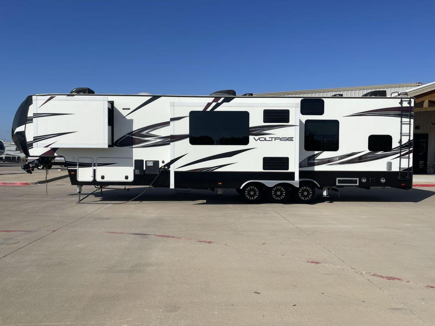 2016 DUTCHMEN VOLTAGE 4150 (4YDF41533GZ) , Length: 44.08 ft. | Dry Weight: 16,685 lbs. | Slides: 3 transmission, located at 4319 N Main St, Cleburne, TX, 76033, (817) 678-5133, 32.385960, -97.391212 - Photo#24