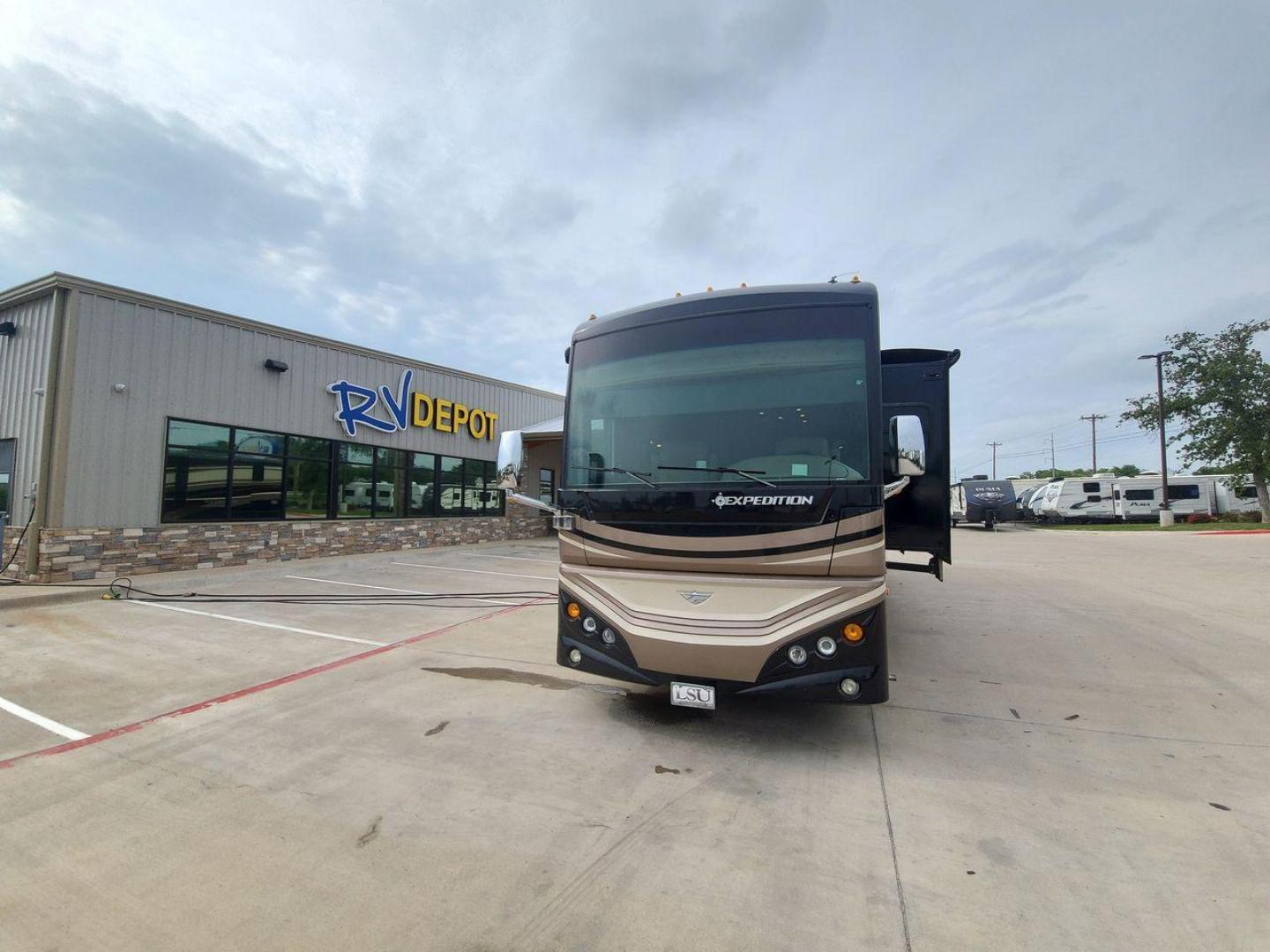 2016 BLACK DES FLEETWOOD EXPEDITION 38K (4UZACWDT2GC) , Length: 38.62 ft | Gross Weight: 32,400 lbs. | Slides: 3 transmission, located at 4319 N Main St, Cleburne, TX, 76033, (817) 678-5133, 32.385960, -97.391212 - The 2016 Fleetwood Expedition 36K motorhome runs for about 50,505 miles. The dimensions are 38.62 ft in length, 8.5 ft in width, 12.83 ft in height, 7 ft interior height, and a wheelbase of 21 ft. It has a towing capacity of 10,000 lbs and a GVWR of 32,400 lbs. There are three total slideouts and on - Photo#0