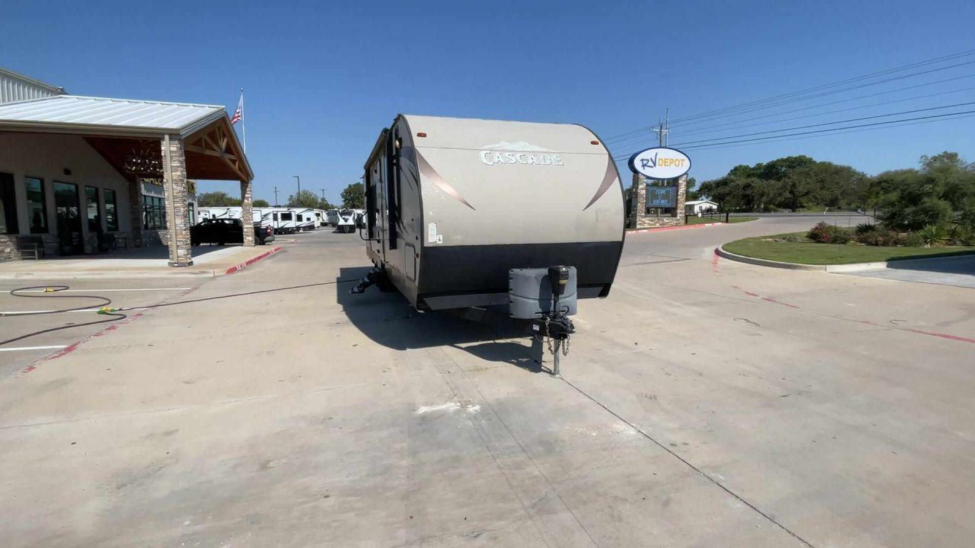 2016 FOREST RIVER CASCADE 274RKC (4X4TCSC24G9) , Length: 33.58 ft. | Dry Weight: 6,742 lbs. | Gross Weight: 9,980 lbs. | Slides: 1 transmission, located at 4319 N Main St, Cleburne, TX, 76033, (817) 678-5133, 32.385960, -97.391212 - Photo#4