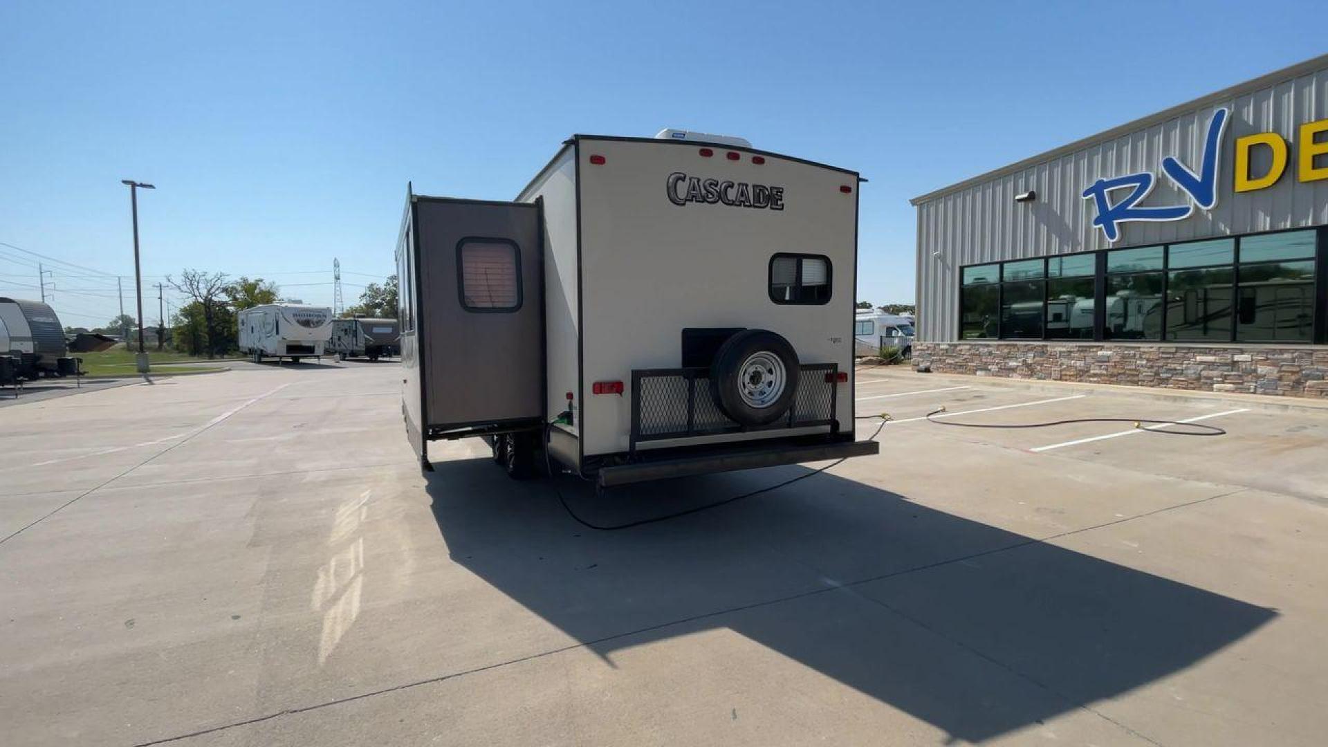 2016 FOREST RIVER CASCADE 274RKC (4X4TCSC24G9) , Length: 33.58 ft. | Dry Weight: 6,742 lbs. | Gross Weight: 9,980 lbs. | Slides: 1 transmission, located at 4319 N Main St, Cleburne, TX, 76033, (817) 678-5133, 32.385960, -97.391212 - Photo#8