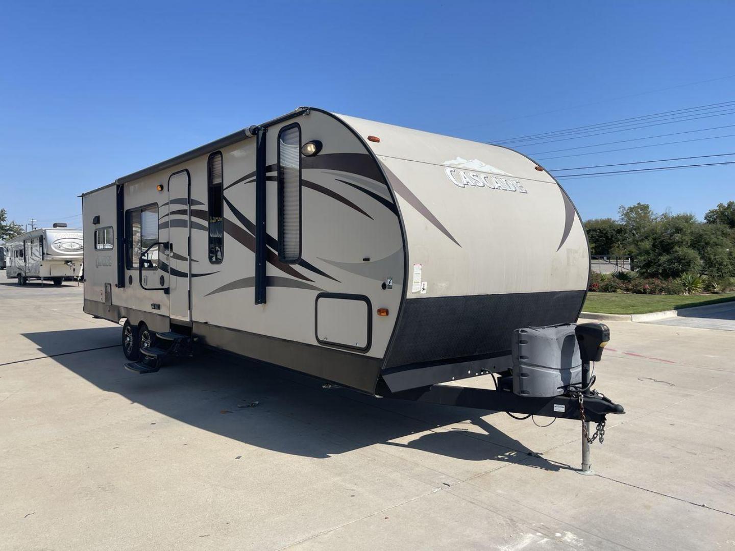 2016 FOREST RIVER CASCADE 274RKC (4X4TCSC24G9) , Length: 33.58 ft. | Dry Weight: 6,742 lbs. | Gross Weight: 9,980 lbs. | Slides: 1 transmission, located at 4319 N Main St, Cleburne, TX, 76033, (817) 678-5133, 32.385960, -97.391212 - Photo#23