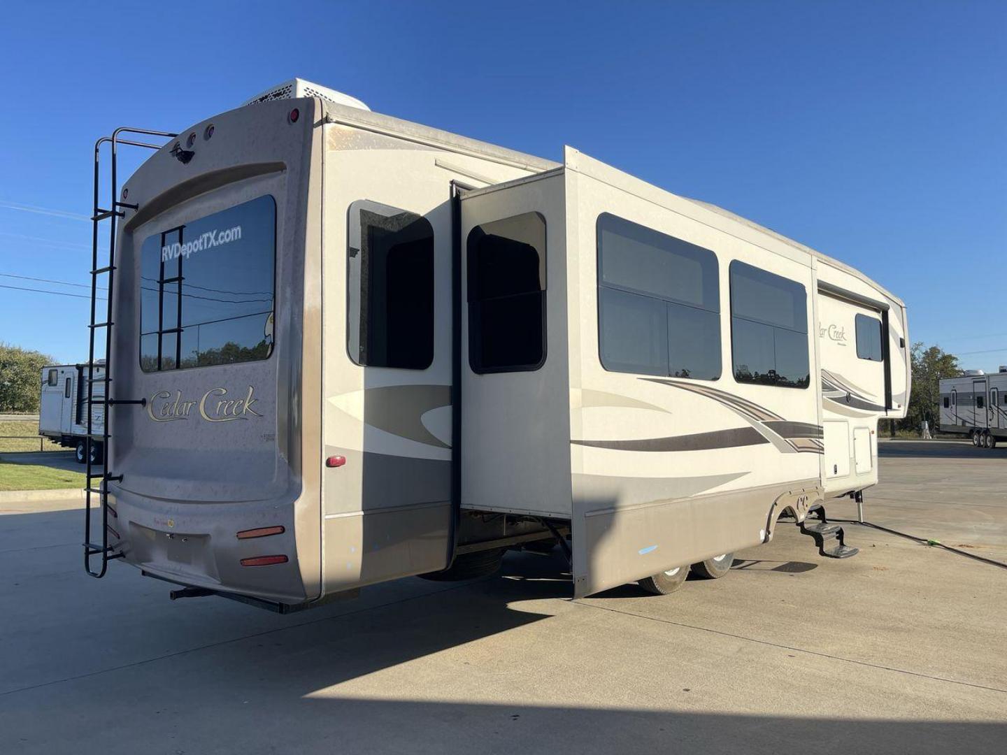 2016 FOREST RIVER CEDAR CREEK 36CKTS - (4X4FCRM24GS) , Length: 39.83 ft. | Dry Weight: 12,670 lbs. | Gross Weight: 16,407 lbs. | Slides: 3 transmission, located at 4319 N Main St, Cleburne, TX, 76033, (817) 678-5133, 32.385960, -97.391212 - Photo#24