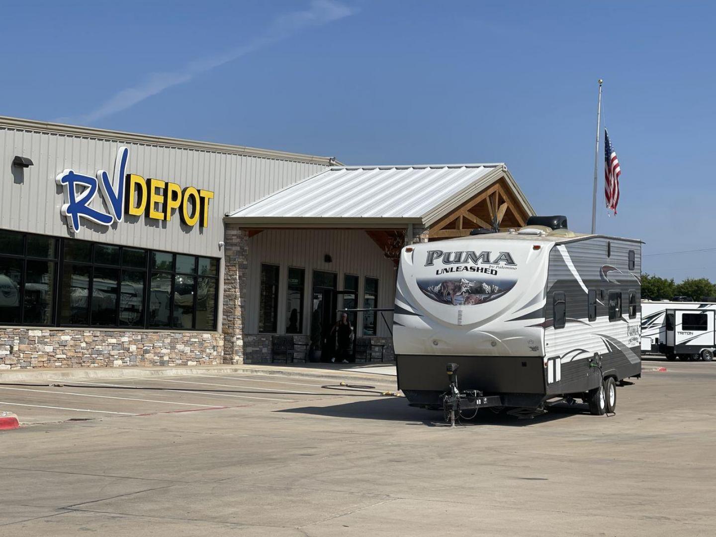 2016 FOREST RIVER PUMA UNLEASHED 25TFS (4X4TPTA27GP) , Length: 29.67 ft. | Dry Weight: 6,991 lbs. | Gross Weight: 9,939 lbs. | Slides: 0 transmission, located at 4319 N Main St, Cleburne, TX, 76033, (817) 678-5133, 32.385960, -97.391212 - This 2016 Forest River Puma Unleashed 25TFS measures just under 30 feet long. It has a dry weight of 6,991 lbs. and a GVWR of 9,939 lbs. It comes equipped with automatic heating and cooling rated at 30,000 and 13,500 BTUs respectively. It is also designed with a 14-foot power awning. This toy hau - Photo#0