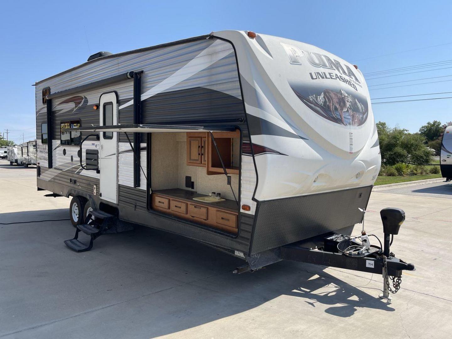 2016 FOREST RIVER PUMA UNLEASHED 25TFS (4X4TPTA27GP) , Length: 29.67 ft. | Dry Weight: 6,991 lbs. | Gross Weight: 9,939 lbs. | Slides: 0 transmission, located at 4319 N Main St, Cleburne, TX, 76033, (817) 678-5133, 32.385960, -97.391212 - This 2016 Forest River Puma Unleashed 25TFS measures just under 30 feet long. It has a dry weight of 6,991 lbs. and a GVWR of 9,939 lbs. It comes equipped with automatic heating and cooling rated at 30,000 and 13,500 BTUs respectively. It is also designed with a 14-foot power awning. This toy hau - Photo#23