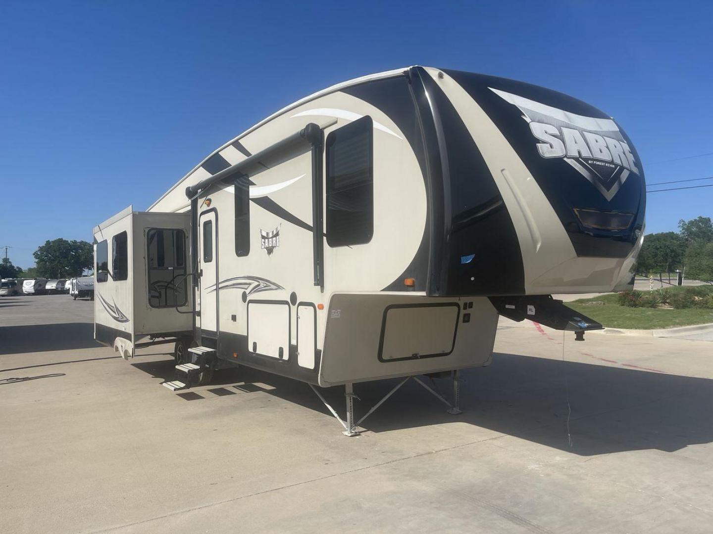 2016 BEIGE FOREST RIVER SABRE 330CK (4X4FSRJ2XG3) , Length: 36.83 ft. | Dry Weight:10,309 lbs. | Gross Weight: 13,870 lbs. | Slides: 3 transmission, located at 4319 N Main St, Cleburne, TX, 76033, (817) 678-5133, 32.385960, -97.391212 - With a roomy cabin and well-thought-out design, the 2016 Forest River Sabre 330CK Fifth Wheel is a high-end camping trailer. It's 36.83 feet long and weighs 10,309 pounds when it's dry, which is a great size and weight for what it does. With three slides, there is plenty of room for you to relax and - Photo#23