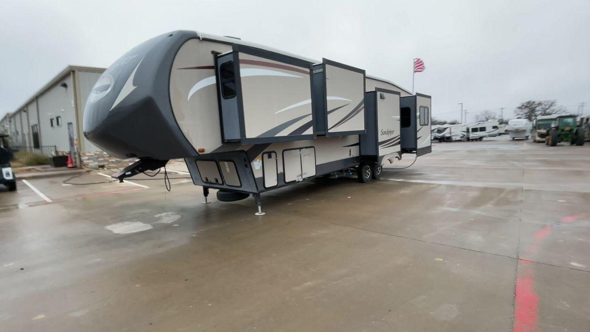 2016 TAN FOREST RIVER SANDPIPER 355RE (4X4FSAM25GJ) , Length: 40.75 ft. | Dry Weight: 12,139 lbs. | Gross Weight: 15,500 lbs. | Slides: 5 transmission, located at 4319 N Main St, Cleburne, TX, 76033, (817) 678-5133, 32.385960, -97.391212 - Photo#5