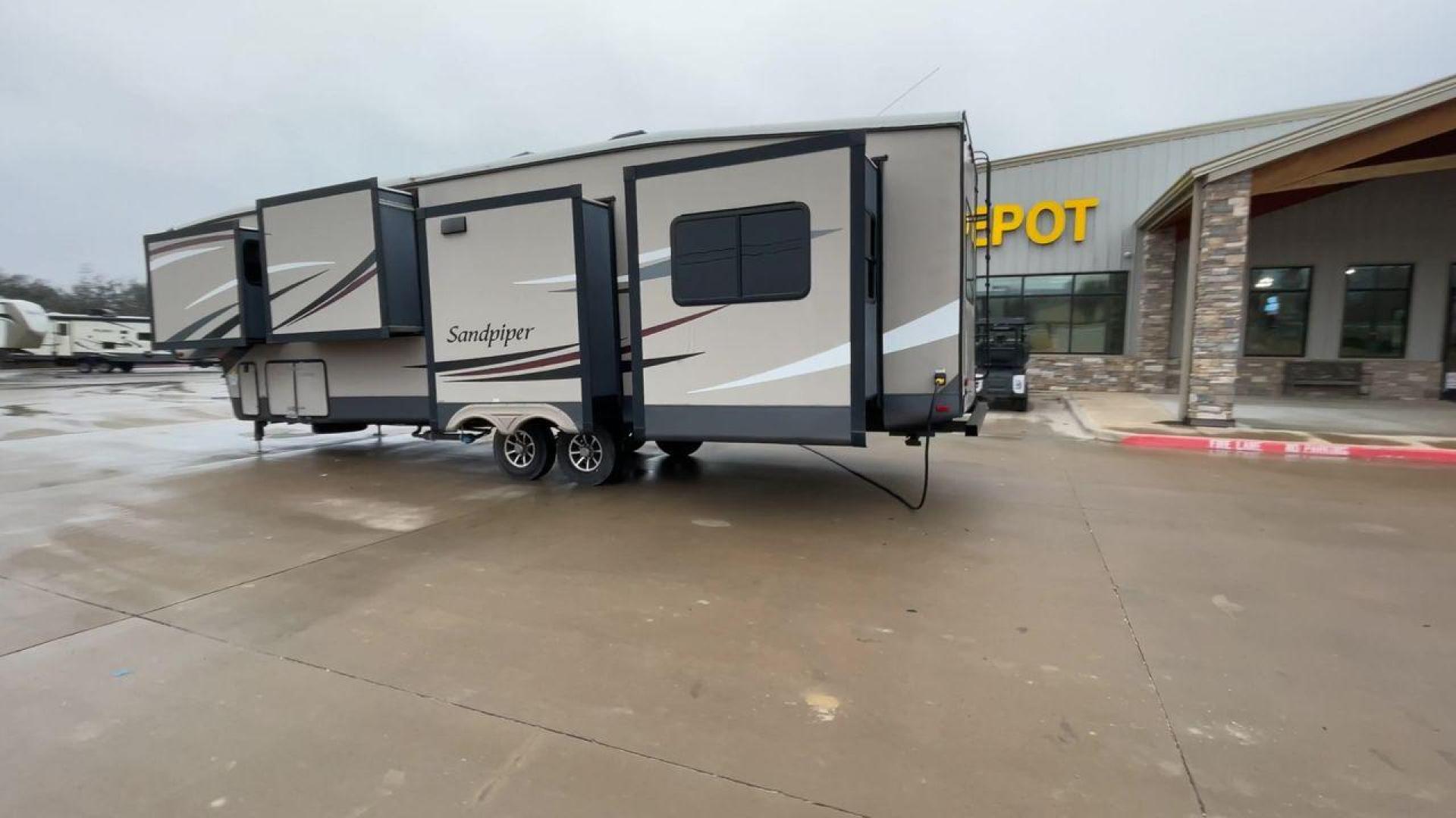 2016 TAN FOREST RIVER SANDPIPER 355RE (4X4FSAM25GJ) , Length: 40.75 ft. | Dry Weight: 12,139 lbs. | Gross Weight: 15,500 lbs. | Slides: 5 transmission, located at 4319 N Main St, Cleburne, TX, 76033, (817) 678-5133, 32.385960, -97.391212 - Photo#7