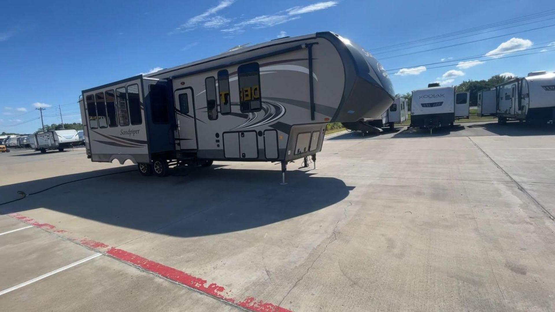 2016 FOREST RIVER SANDPIPER 376BHOK (4X4FSAP28GJ) , Length: 43 ft. | Dry Weight: 12,669 lbs. | Gross Weight: 15,500 lbs. | Slides: 4 transmission, located at 4319 N Main St, Cleburne, TX, 76033, (817) 678-5133, 32.385960, -97.391212 - Photo#3