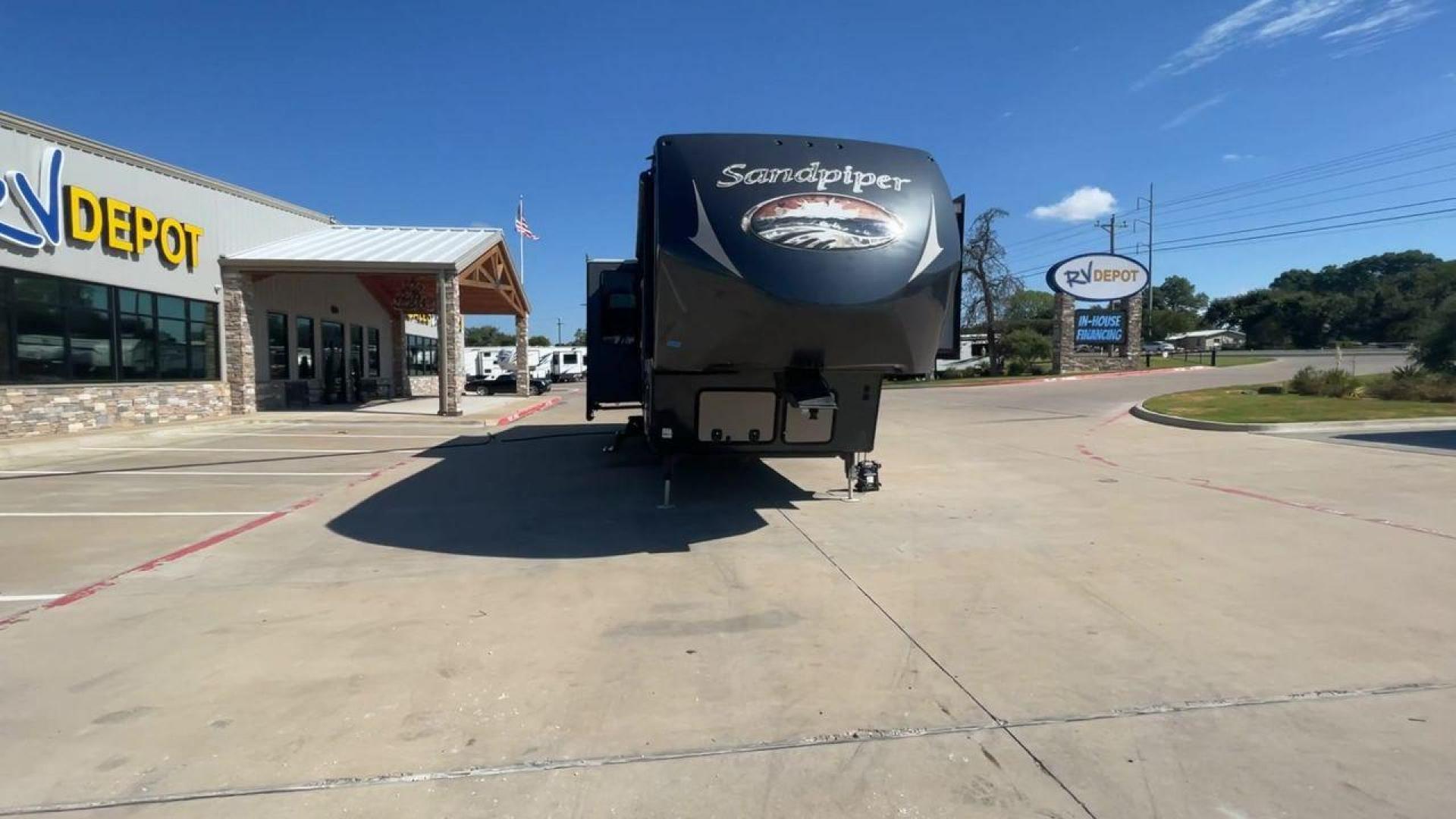 2016 FOREST RIVER SANDPIPER 376BHOK (4X4FSAP28GJ) , Length: 43 ft. | Dry Weight: 12,669 lbs. | Gross Weight: 15,500 lbs. | Slides: 4 transmission, located at 4319 N Main St, Cleburne, TX, 76033, (817) 678-5133, 32.385960, -97.391212 - Photo#4