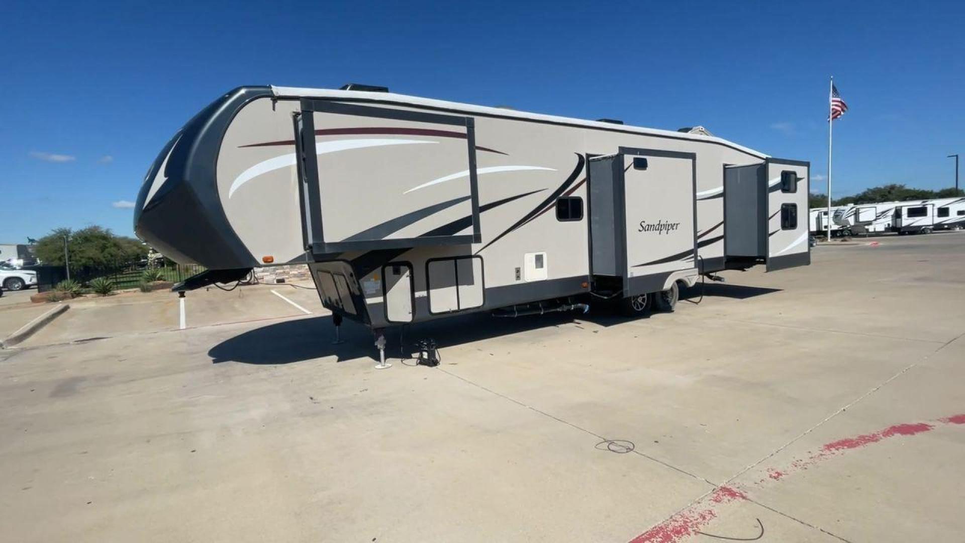 2016 FOREST RIVER SANDPIPER 376BHOK (4X4FSAP28GJ) , Length: 43 ft. | Dry Weight: 12,669 lbs. | Gross Weight: 15,500 lbs. | Slides: 4 transmission, located at 4319 N Main St, Cleburne, TX, 76033, (817) 678-5133, 32.385960, -97.391212 - Photo#5