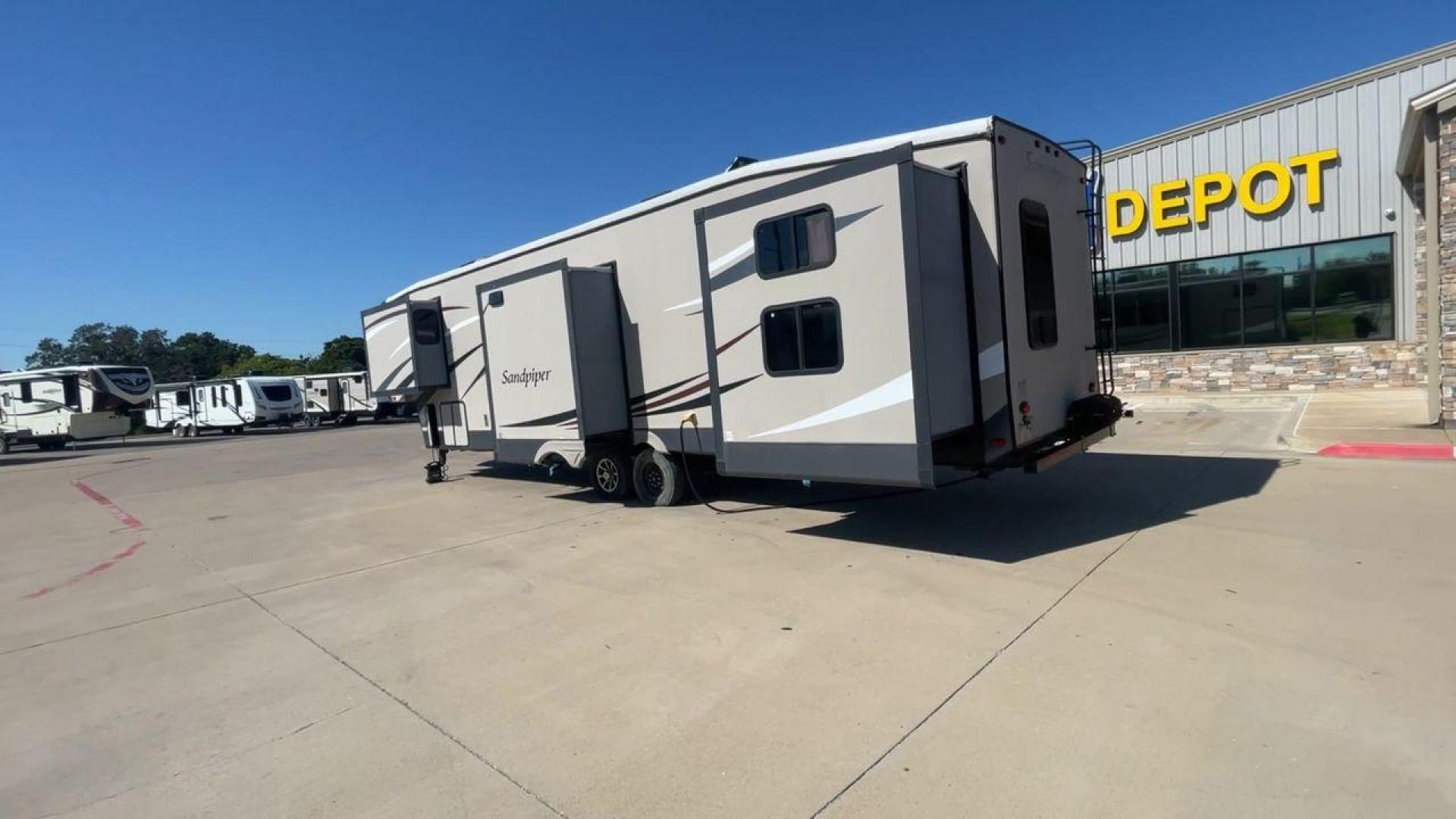 2016 FOREST RIVER SANDPIPER 376BHOK (4X4FSAP28GJ) , Length: 43 ft. | Dry Weight: 12,669 lbs. | Gross Weight: 15,500 lbs. | Slides: 4 transmission, located at 4319 N Main St, Cleburne, TX, 76033, (817) 678-5133, 32.385960, -97.391212 - Photo#7