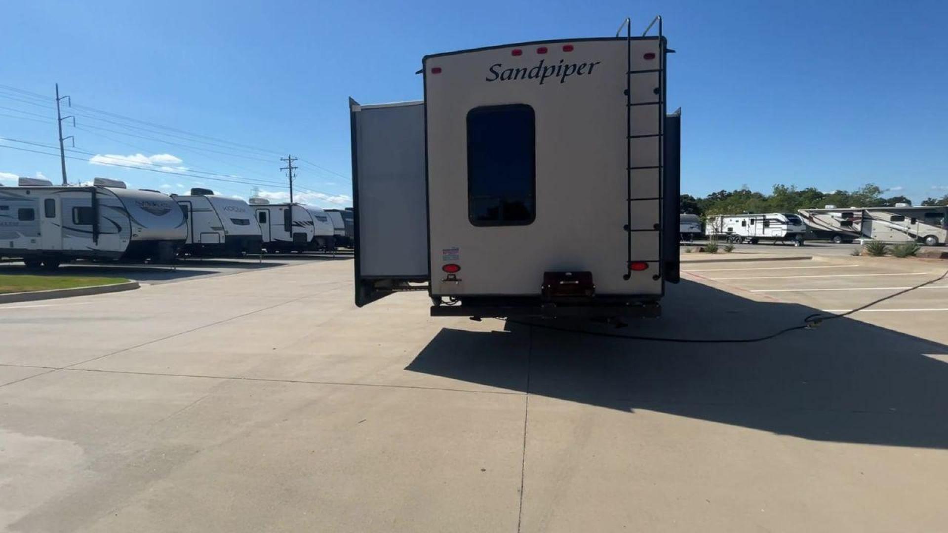 2016 FOREST RIVER SANDPIPER 376BHOK (4X4FSAP28GJ) , Length: 43 ft. | Dry Weight: 12,669 lbs. | Gross Weight: 15,500 lbs. | Slides: 4 transmission, located at 4319 N Main St, Cleburne, TX, 76033, (817) 678-5133, 32.385960, -97.391212 - Photo#8