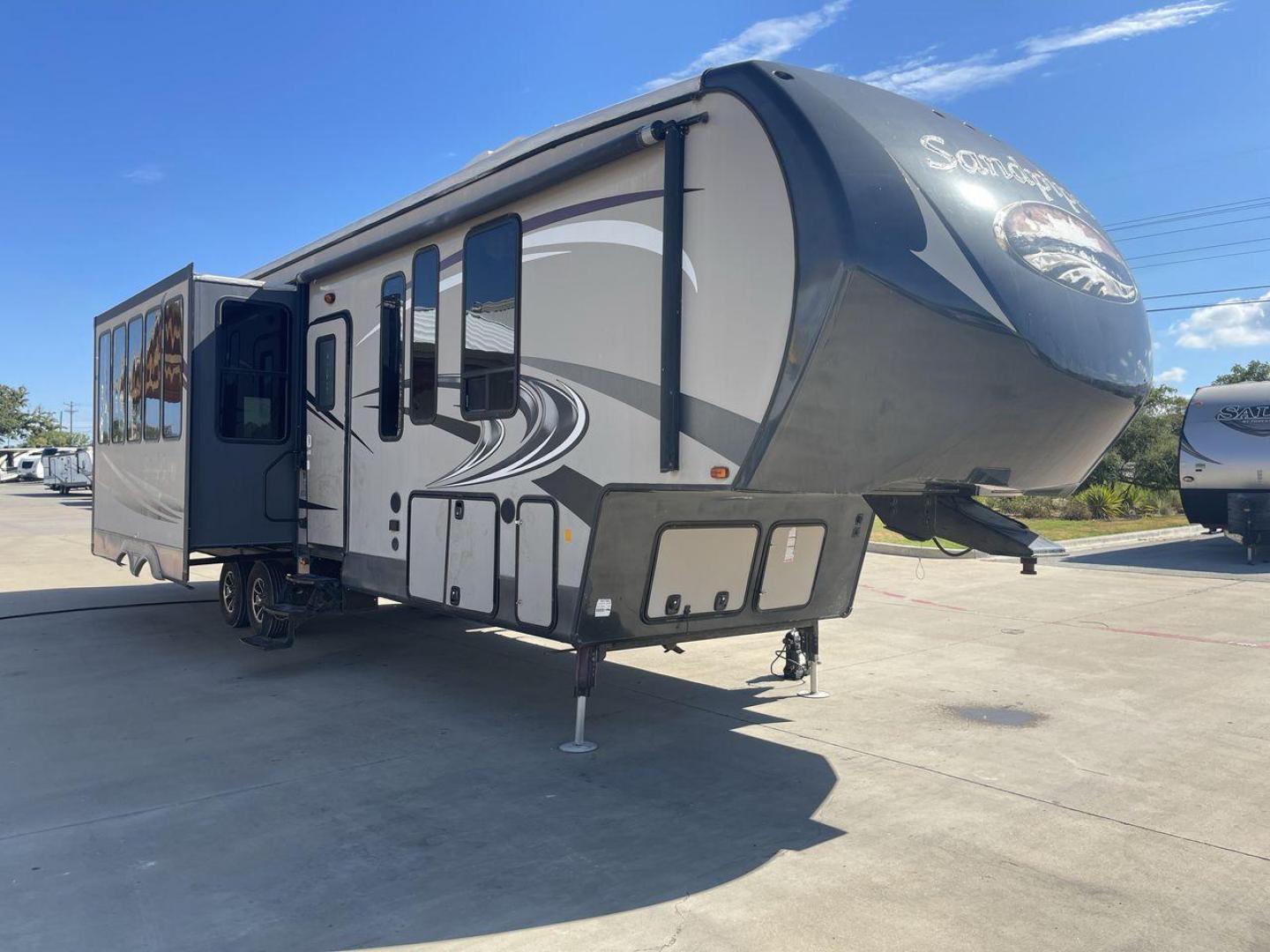 2016 FOREST RIVER SANDPIPER 376BHOK (4X4FSAP28GJ) , Length: 43 ft. | Dry Weight: 12,669 lbs. | Gross Weight: 15,500 lbs. | Slides: 4 transmission, located at 4319 N Main St, Cleburne, TX, 76033, (817) 678-5133, 32.385960, -97.391212 - Photo#23