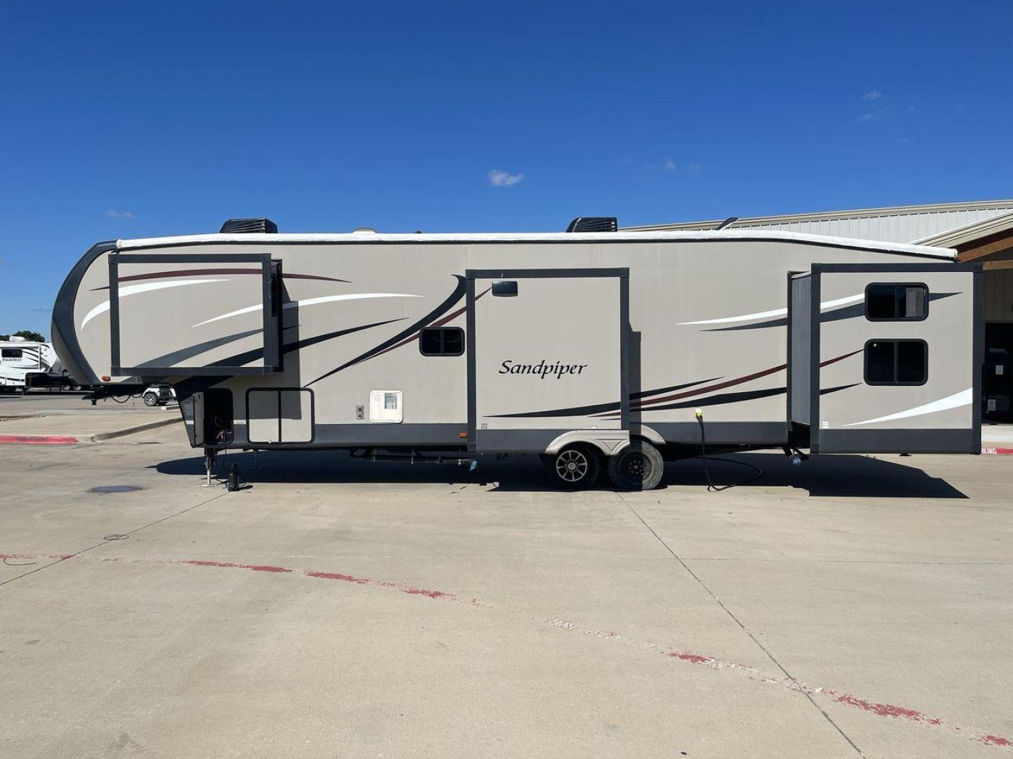 2016 FOREST RIVER SANDPIPER 376BHOK (4X4FSAP28GJ) , Length: 43 ft. | Dry Weight: 12,669 lbs. | Gross Weight: 15,500 lbs. | Slides: 4 transmission, located at 4319 N Main St, Cleburne, TX, 76033, (817) 678-5133, 32.385960, -97.391212 - Photo#24