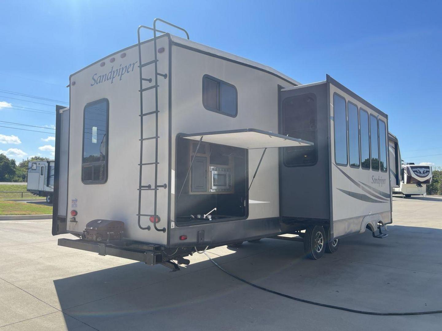 2016 FOREST RIVER SANDPIPER 376BHOK (4X4FSAP28GJ) , Length: 43 ft. | Dry Weight: 12,669 lbs. | Gross Weight: 15,500 lbs. | Slides: 4 transmission, located at 4319 N Main St, Cleburne, TX, 76033, (817) 678-5133, 32.385960, -97.391212 - Photo#25