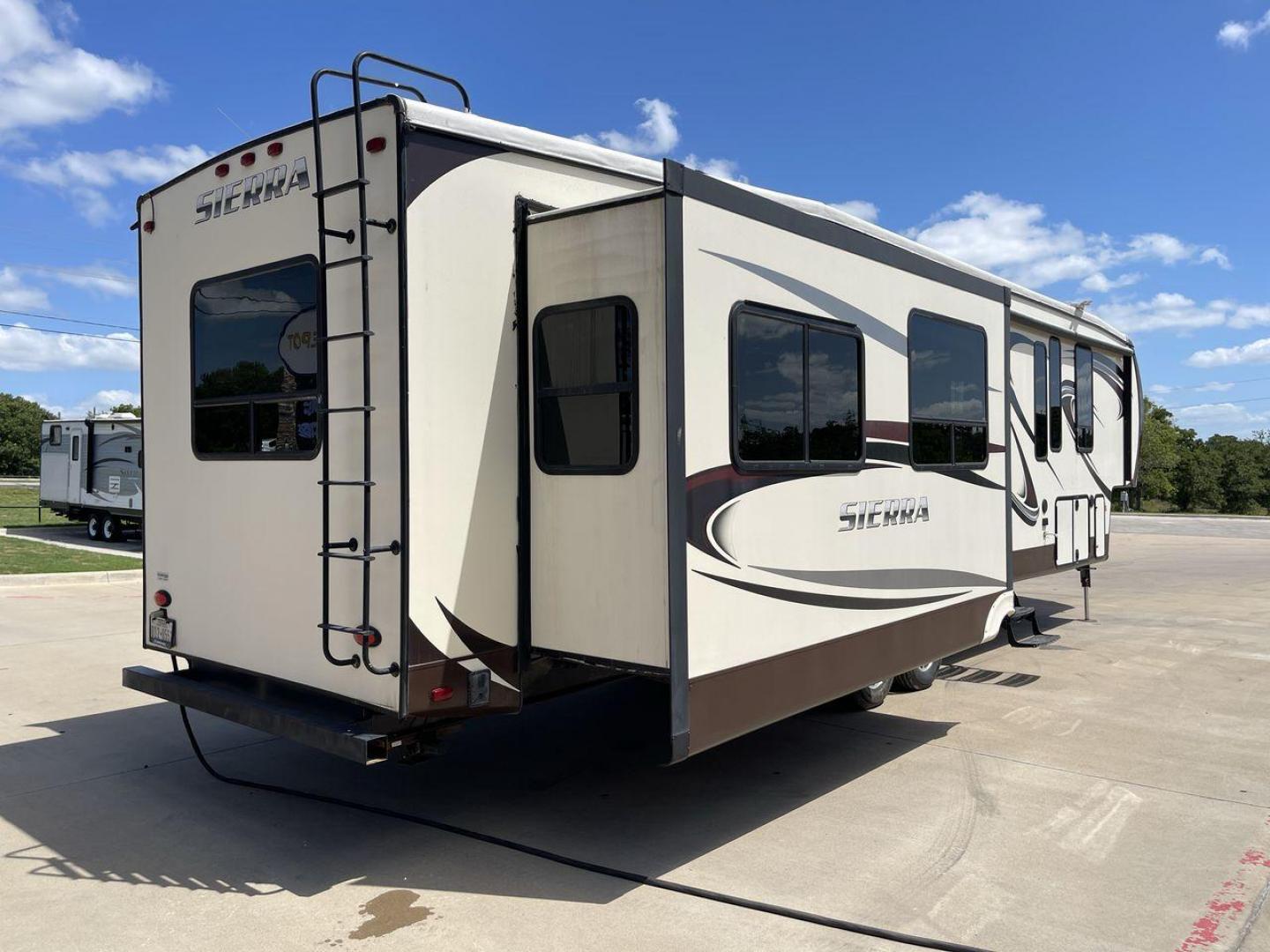 2016 FOREST RIVER SIERRA 371REBH (4X4FSEN22GJ) , located at 4319 N Main St, Cleburne, TX, 76033, (817) 678-5133, 32.385960, -97.391212 - Photo#25