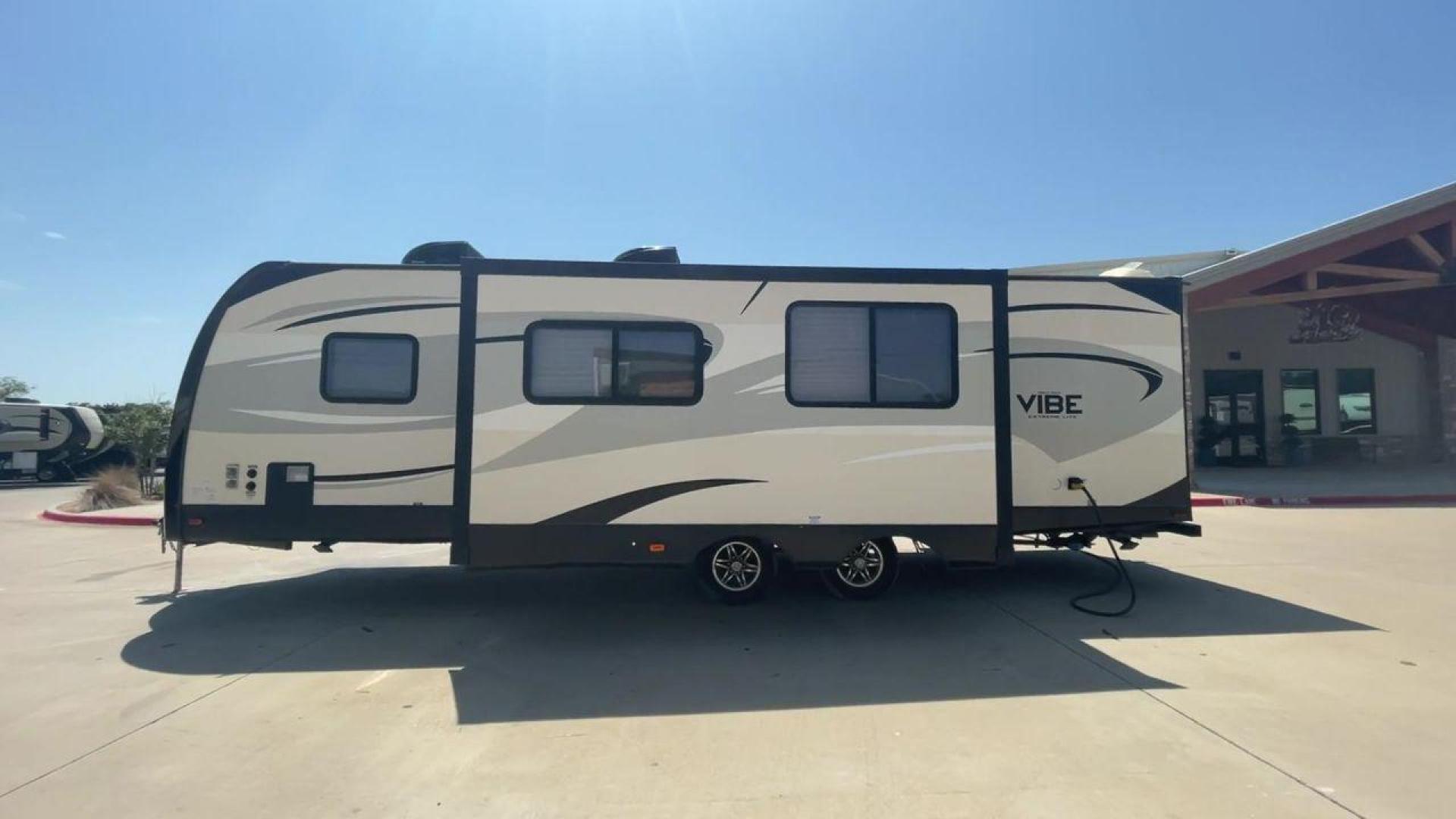 2016 WHITE FOREST RIVER VIBE 279RBS (4X4TVBD26G4) , Length: 33.25 ft. | Dry Weight: 7,032 lbs. | Slides: 2 transmission, located at 4319 N Main St, Cleburne, TX, 76033, (817) 678-5133, 32.385960, -97.391212 - Photo#6