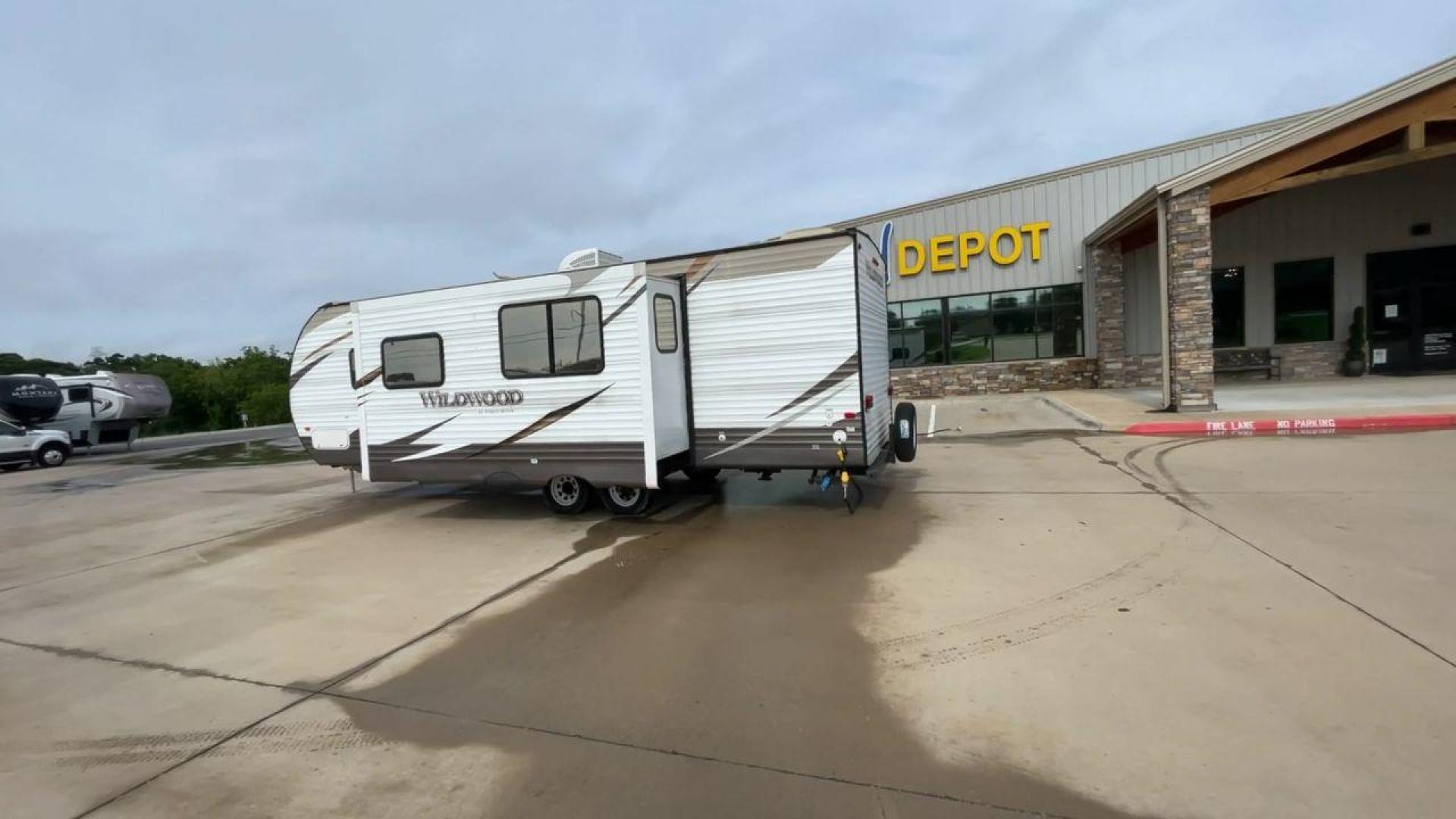 2016 WHITE FOREST RIVER WILDWOOD 28DBUD (4X4TWDD25GA) , Length: 29.83 ft. | Dry Weight: 5,847 lbs. | Slides: 1 transmission, located at 4319 N Main St, Cleburne, TX, 76033, (817) 678-5133, 32.385960, -97.391212 - This 2016 Forest River Wildwood 28DBUD measures just a bit under 30 ft. in length. It has a dry weight of 5,847 lbs. and a payload capacity of 1,920 lbs. It is a dual-axle steel wheel set-up with 1 power-retractable slide and a 16-foot power-retractable awning. Inside, you will find a spacious m - Photo#7