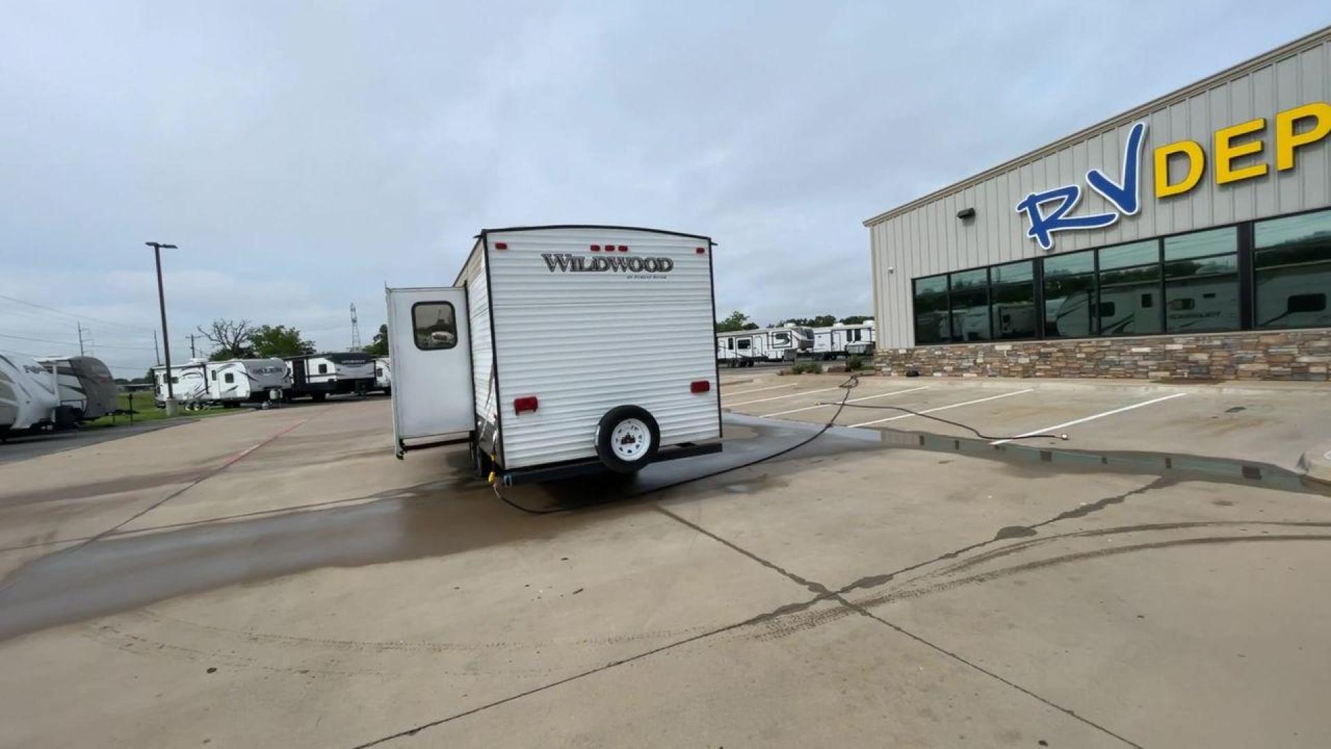 2016 WHITE FOREST RIVER WILDWOOD 28DBUD (4X4TWDD25GA) , Length: 29.83 ft. | Dry Weight: 5,847 lbs. | Slides: 1 transmission, located at 4319 N Main St, Cleburne, TX, 76033, (817) 678-5133, 32.385960, -97.391212 - This 2016 Forest River Wildwood 28DBUD measures just a bit under 30 ft. in length. It has a dry weight of 5,847 lbs. and a payload capacity of 1,920 lbs. It is a dual-axle steel wheel set-up with 1 power-retractable slide and a 16-foot power-retractable awning. Inside, you will find a spacious m - Photo#8