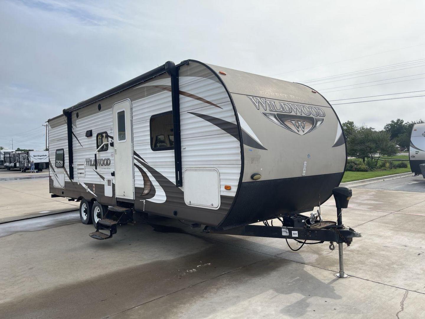 2016 WHITE FOREST RIVER WILDWOOD 28DBUD (4X4TWDD25GA) , Length: 29.83 ft. | Dry Weight: 5,847 lbs. | Slides: 1 transmission, located at 4319 N Main St, Cleburne, TX, 76033, (817) 678-5133, 32.385960, -97.391212 - This 2016 Forest River Wildwood 28DBUD measures just a bit under 30 ft. in length. It has a dry weight of 5,847 lbs. and a payload capacity of 1,920 lbs. It is a dual-axle steel wheel set-up with 1 power-retractable slide and a 16-foot power-retractable awning. Inside, you will find a spacious m - Photo#23