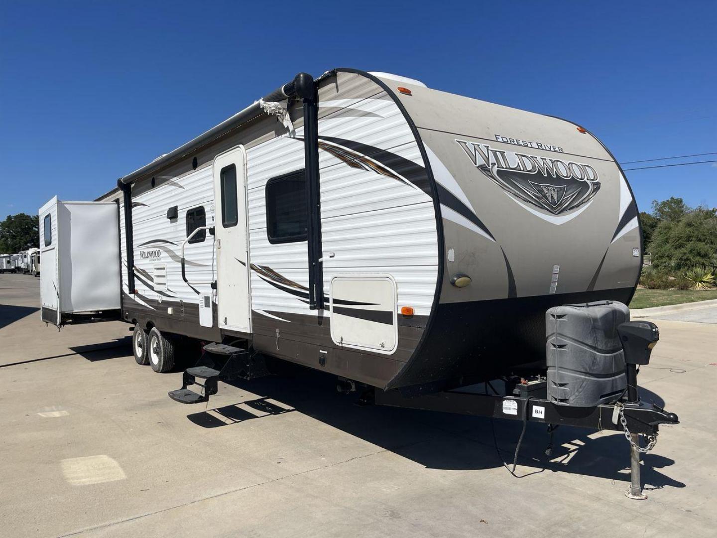 2016 FOREST RIVER WILDWOOD 31QBTS (4X4TWDG27G8) , Length: 35.5 ft. | Dry Weight: 8,140 lbs. | Slides: 3 transmission, located at 4319 N Main St, Cleburne, TX, 76033, (817) 678-5133, 32.385960, -97.391212 - Photo#22