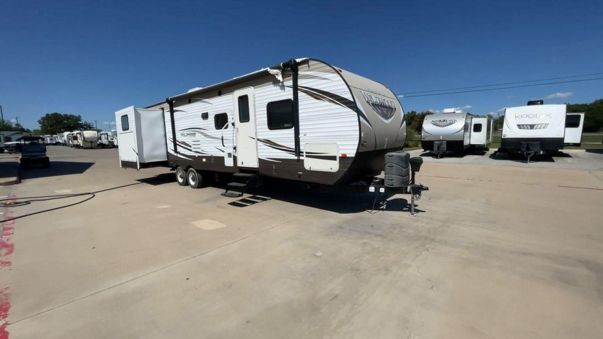 2016 FOREST RIVER WILDWOOD 31QBTS (4X4TWDG27G8) , Length: 35.5 ft. | Dry Weight: 8,140 lbs. | Slides: 3 transmission, located at 4319 N Main St, Cleburne, TX, 76033, (817) 678-5133, 32.385960, -97.391212 - Photo#3