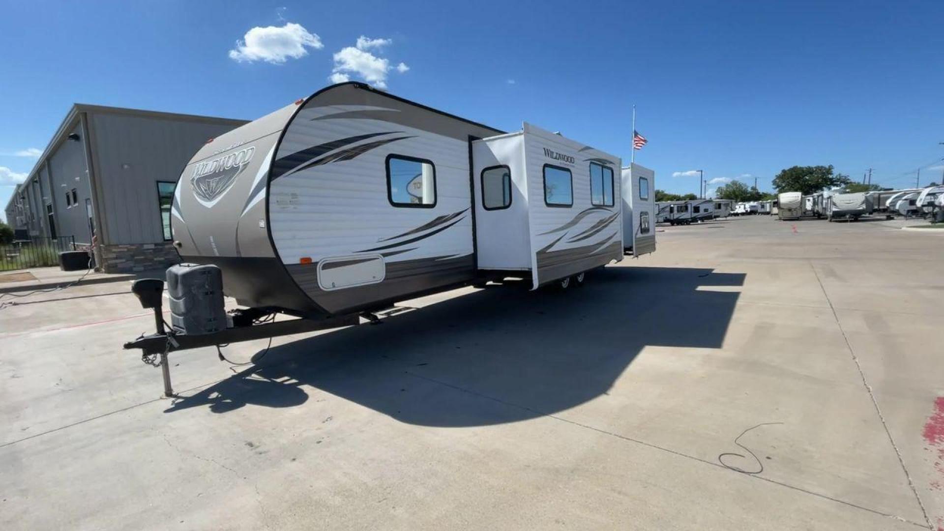 2016 FOREST RIVER WILDWOOD 31QBTS (4X4TWDG27G8) , Length: 35.5 ft. | Dry Weight: 8,140 lbs. | Slides: 3 transmission, located at 4319 N Main St, Cleburne, TX, 76033, (817) 678-5133, 32.385960, -97.391212 - Photo#5