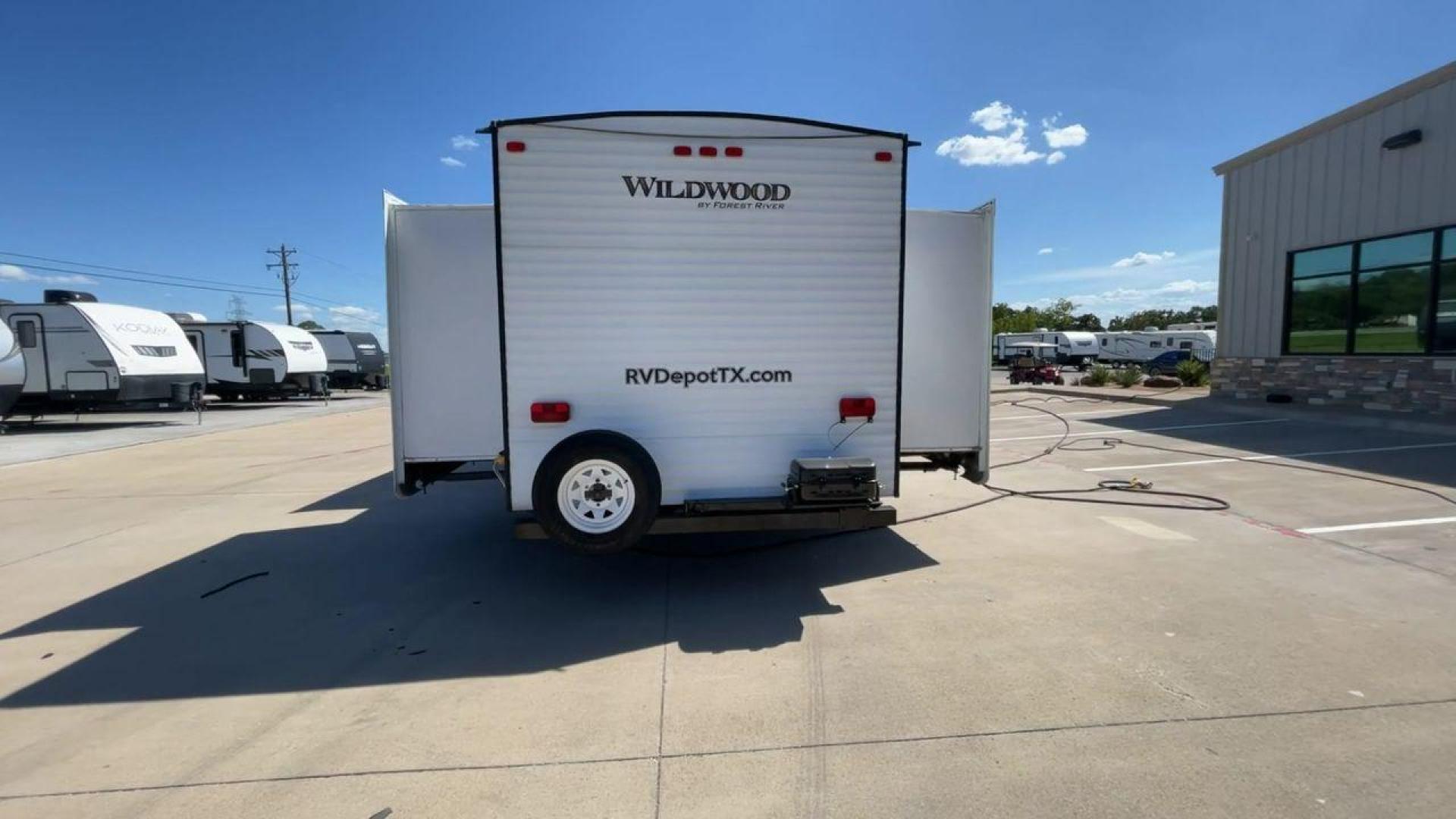 2016 FOREST RIVER WILDWOOD 31QBTS (4X4TWDG27G8) , Length: 35.5 ft. | Dry Weight: 8,140 lbs. | Slides: 3 transmission, located at 4319 N Main St, Cleburne, TX, 76033, (817) 678-5133, 32.385960, -97.391212 - Photo#8