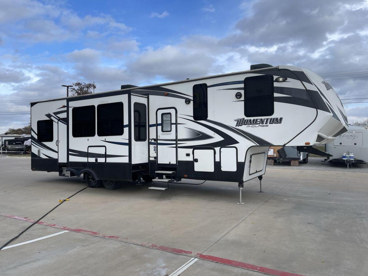 2016 GRAY GRAND DESIGN MOMENTUM 350M (573FM4025G1) , located at 4319 N Main St, Cleburne, TX, 76033, (817) 678-5133, 32.385960, -97.391212 - VIRGINIA TITLE, WILL NEED ORIGINAL INSPECTION - Photo#21