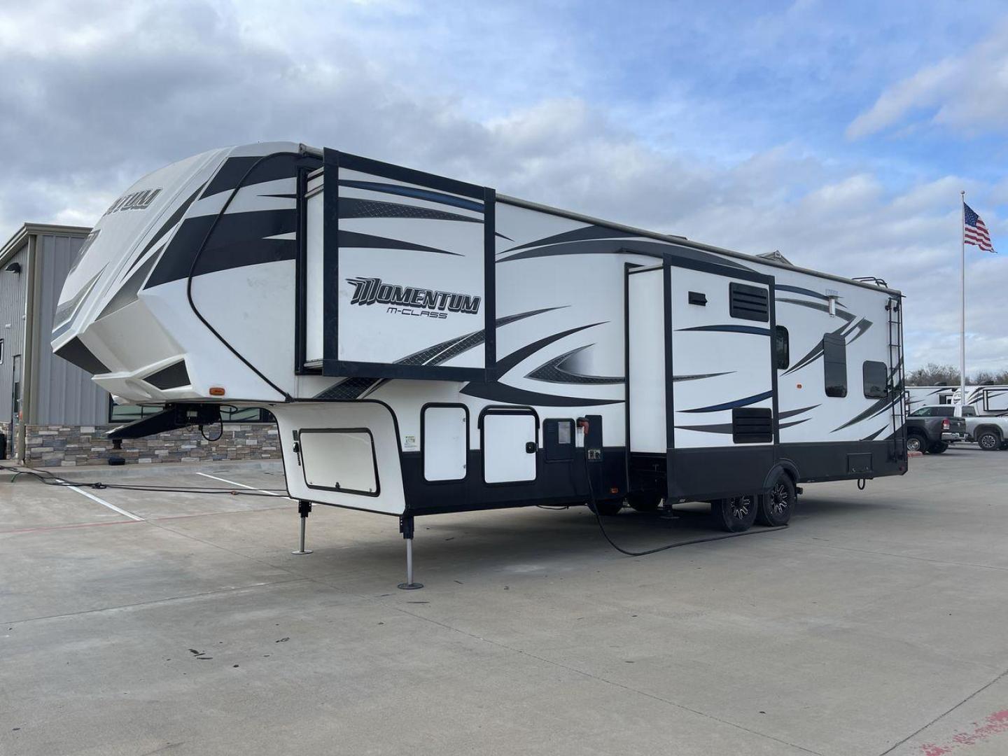 2016 GRAY GRAND DESIGN MOMENTUM 350M (573FM4025G1) , located at 4319 N Main St, Cleburne, TX, 76033, (817) 678-5133, 32.385960, -97.391212 - VIRGINIA TITLE, WILL NEED ORIGINAL INSPECTION - Photo#22