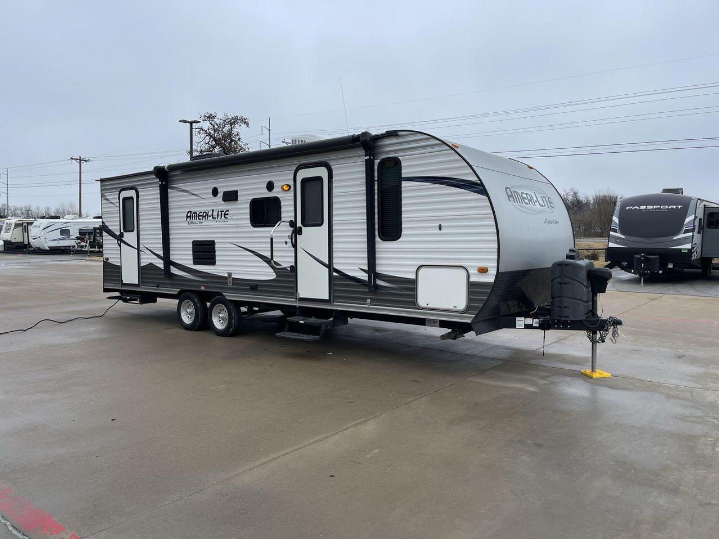 2016 GRAY GULFSTREAM AMERILITE 268BH (1NL1GTM29G1) , Length: 29.33 ft. | Dry Weight: 5,220 lbs. | Slides: 1 transmission, located at 4319 N Main St, Cleburne, TX, 76033, (817) 678-5133, 32.385960, -97.391212 - Photo#22