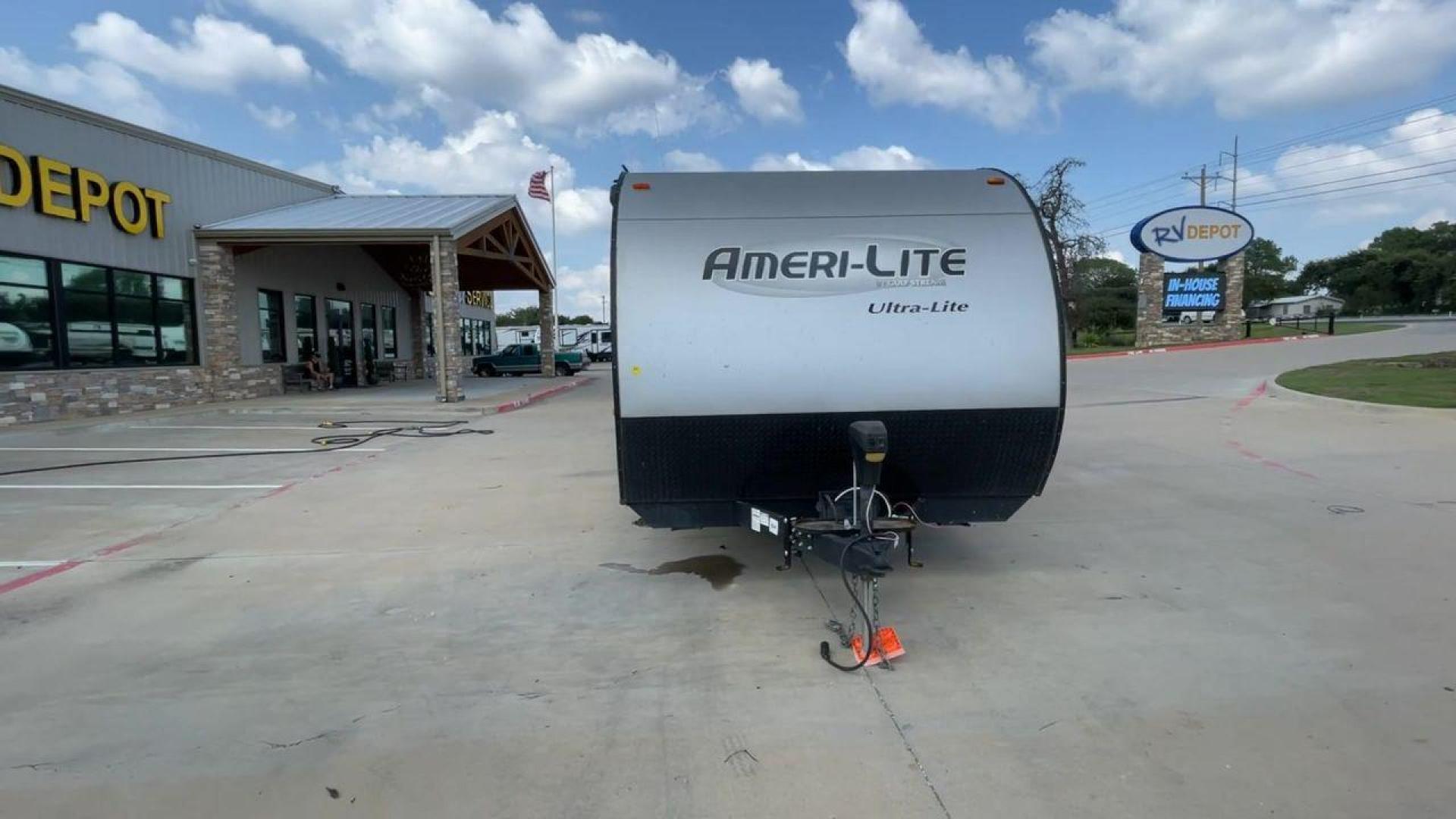 2016 GRAY GULFSTREAM AMERILITE 268BH (1NL1GTM29G1) , Length: 29.33 ft. | Dry Weight: 5,220 lbs. | Slides: 1 transmission, located at 4319 N Main St, Cleburne, TX, 76033, (817) 678-5133, 32.385960, -97.391212 - Photo#4