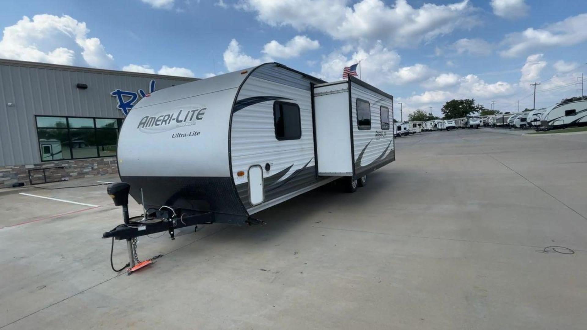 2016 GRAY GULFSTREAM AMERILITE 268BH (1NL1GTM29G1) , Length: 29.33 ft. | Dry Weight: 5,220 lbs. | Slides: 1 transmission, located at 4319 N Main St, Cleburne, TX, 76033, (817) 678-5133, 32.385960, -97.391212 - Photo#5