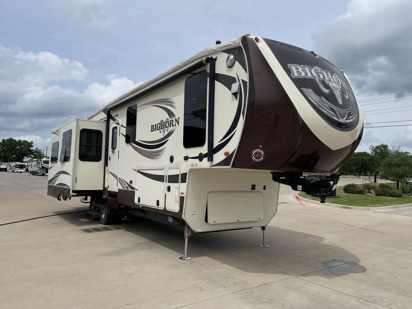 2016 HEARTLAND BIGHORN 3570RS (5SFBG3729GE) , located at 4319 N Main St, Cleburne, TX, 76033, (817) 678-5133, 32.385960, -97.391212 - Photo#23