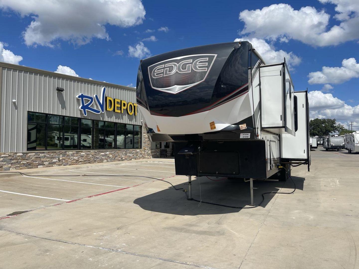 2016 HEARTLAND EDGE 399 (5SFCG4336GE) , Slides: 3 transmission, located at 4319 N Main St, Cleburne, TX, 76033, (817) 678-5133, 32.385960, -97.391212 - Photo#0