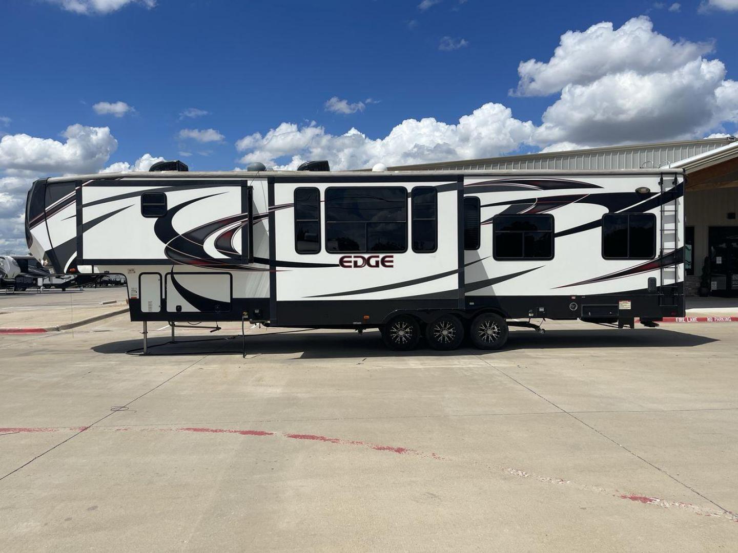 2016 HEARTLAND EDGE 399 (5SFCG4336GE) , Slides: 3 transmission, located at 4319 N Main St, Cleburne, TX, 76033, (817) 678-5133, 32.385960, -97.391212 - Photo#22