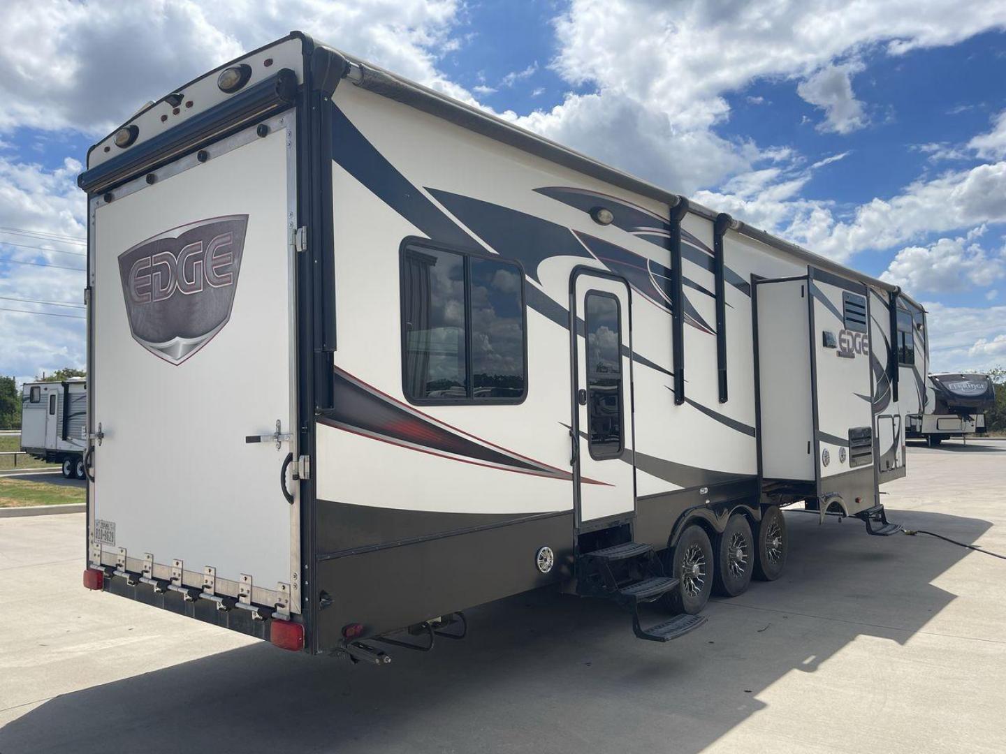 2016 HEARTLAND EDGE 399 (5SFCG4336GE) , Slides: 3 transmission, located at 4319 N Main St, Cleburne, TX, 76033, (817) 678-5133, 32.385960, -97.391212 - Photo#23