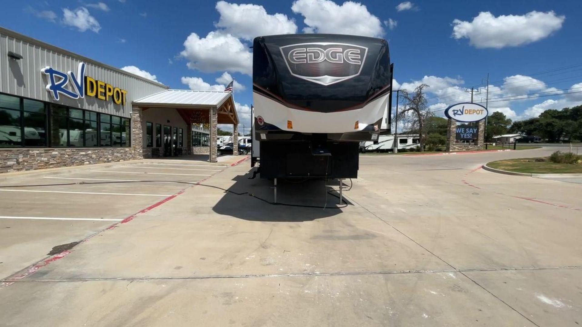 2016 HEARTLAND EDGE 399 (5SFCG4336GE) , Slides: 3 transmission, located at 4319 N Main St, Cleburne, TX, 76033, (817) 678-5133, 32.385960, -97.391212 - Photo#4