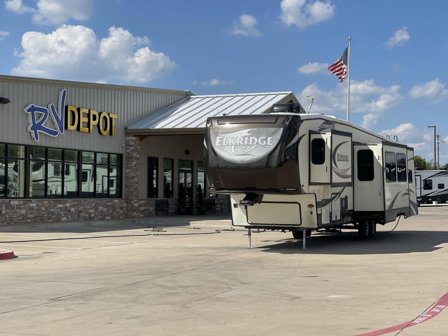 2016 TAN HEARTLAND ELKRIDGE 38RSRT (5SFRG4225GE) , Length: 41.58 ft. | Dry Weight: 13,400 lbs. | Gross Weight: 15,500 lbs. | Slides: 5 transmission, located at 4319 N Main St, Cleburne, TX, 76033, (817) 678-5133, 32.385960, -97.391212 - This 2016 Heartland Elkridge 38RSRT is a dual-axle aluminum wheel setup measuring 41.58 ft. in length and 12.92 ft. in height. It has a dry weight of 13,400 lbs. and a GVWR of 15,500 lbs. It includes five spacious slides and one 21-foot awning. This fifth wheel highlights two bedrooms, two bathrooms - Photo#0