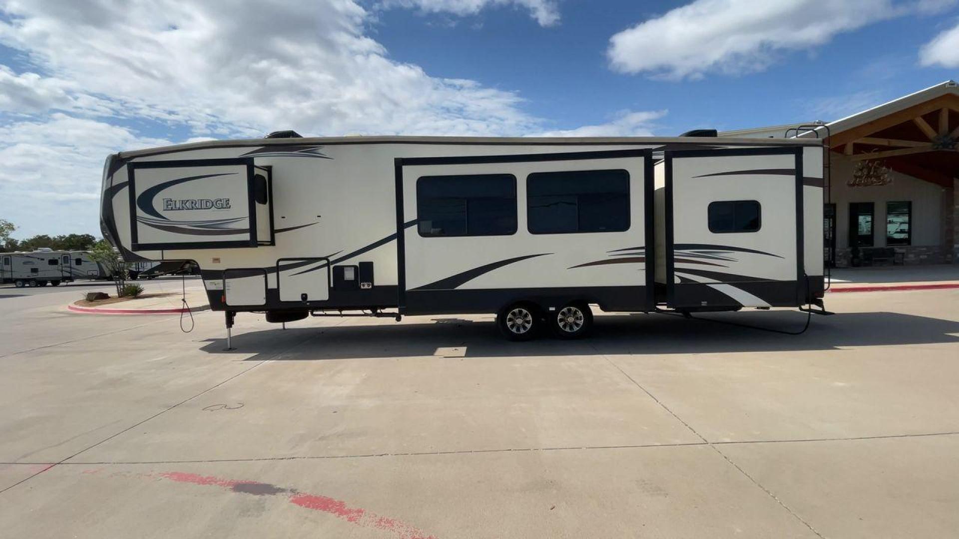 2016 HEARTLAND ELKRIDGE 38RSRT (5SFRG4226GE) , Length: 41.6 ft. | Dry Weight: 13,400 lbs. | Gross Weight: 15,500 lbs. | Slides: 5 transmission, located at 4319 N Main St, Cleburne, TX, 76033, (817) 678-5133, 32.385960, -97.391212 - Photo#6