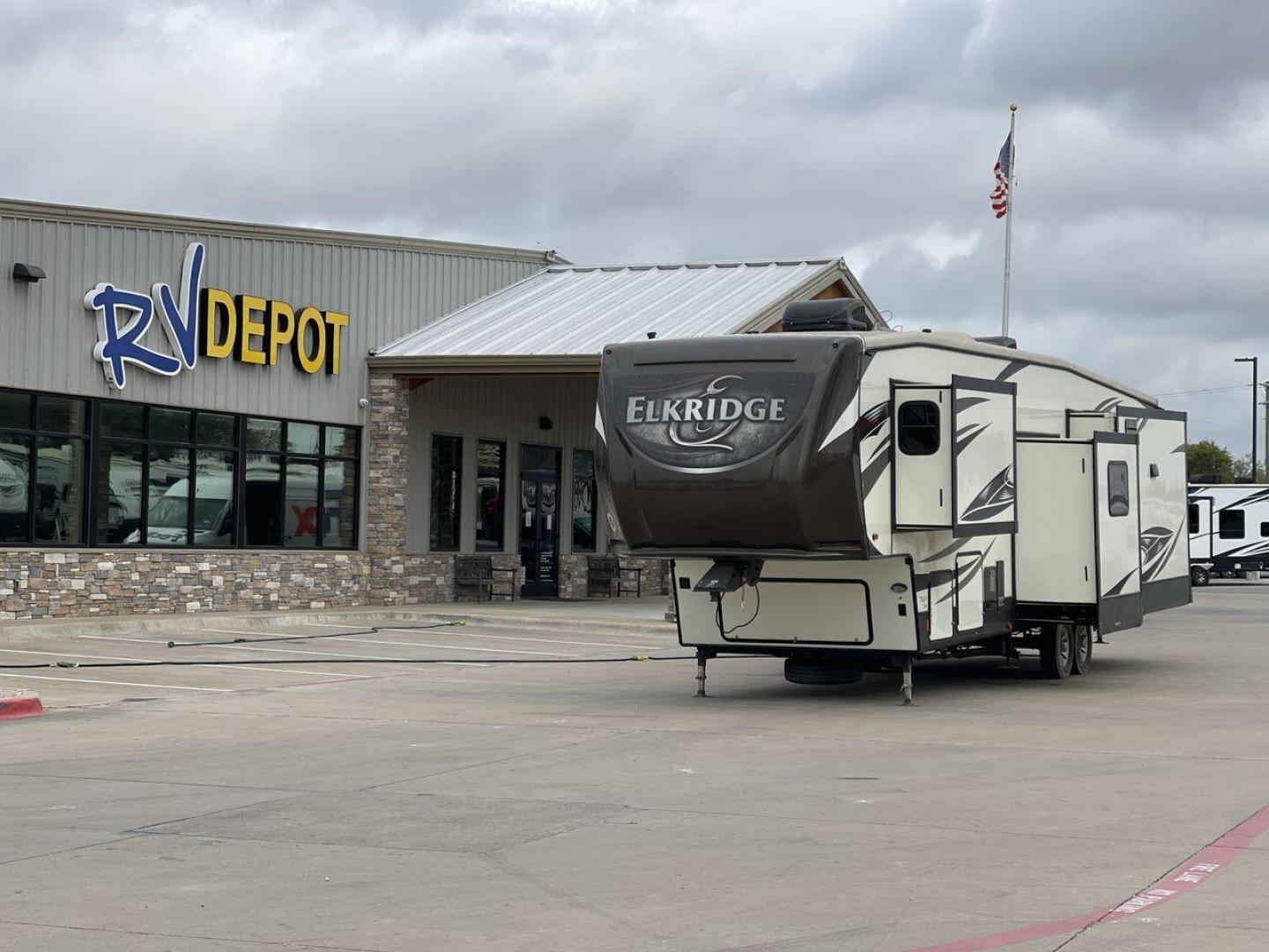 2016 HEARTLAND ELKRIDGE 39MBHS (5SFRG4227GE) , Length: 41.9 ft. | Dry Weight: 13,145 lbs. | Gross Weight: 15,500 lbs. | Slides: 4 transmission, located at 4319 N Main St, Cleburne, TX, 76033, (817) 678-5133, 32.385960, -97.391212 - Photo#0