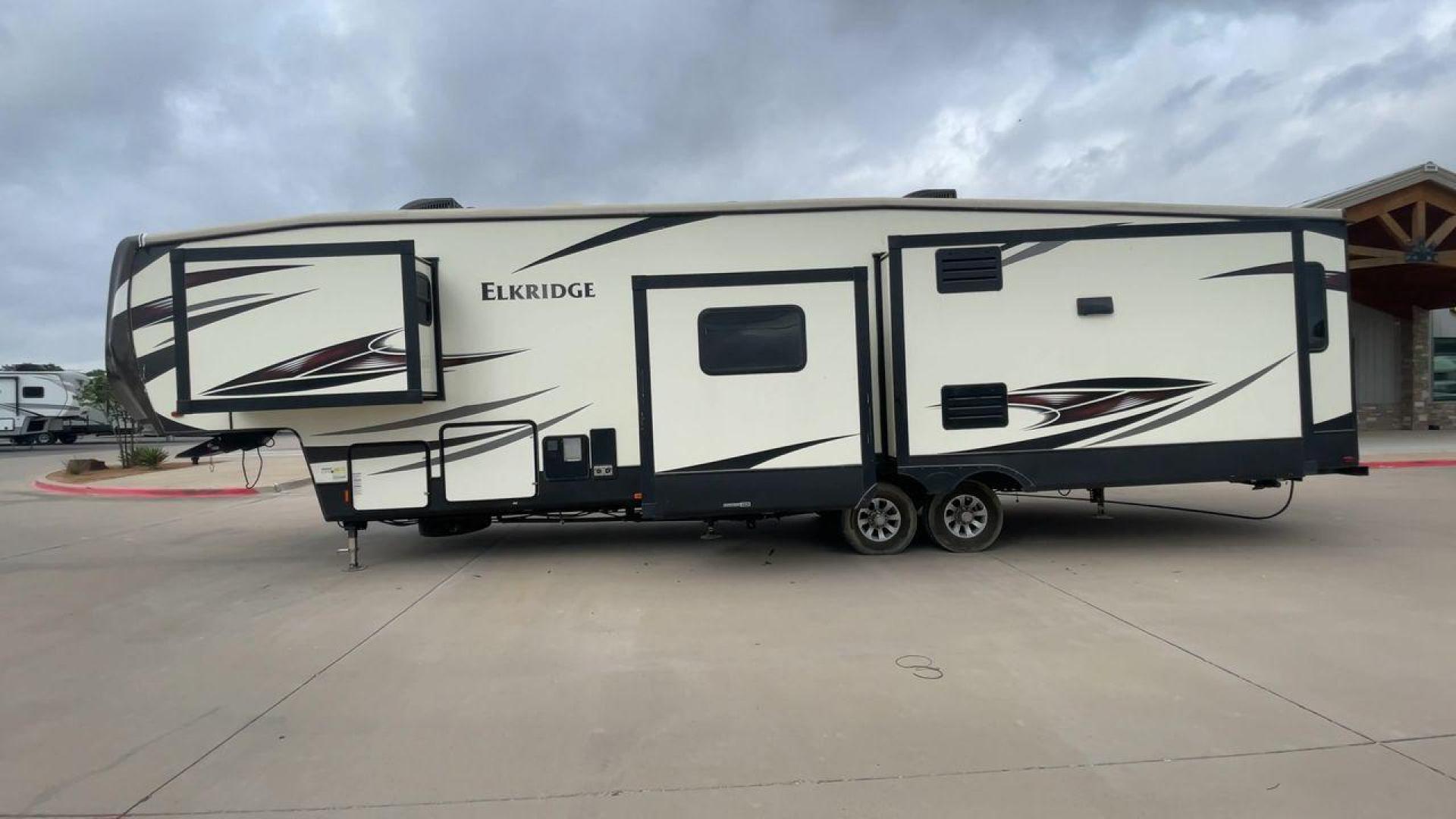 2016 HEARTLAND ELKRIDGE 39MBHS (5SFRG4227GE) , Length: 41.9 ft. | Dry Weight: 13,145 lbs. | Gross Weight: 15,500 lbs. | Slides: 4 transmission, located at 4319 N Main St, Cleburne, TX, 76033, (817) 678-5133, 32.385960, -97.391212 - Photo#6