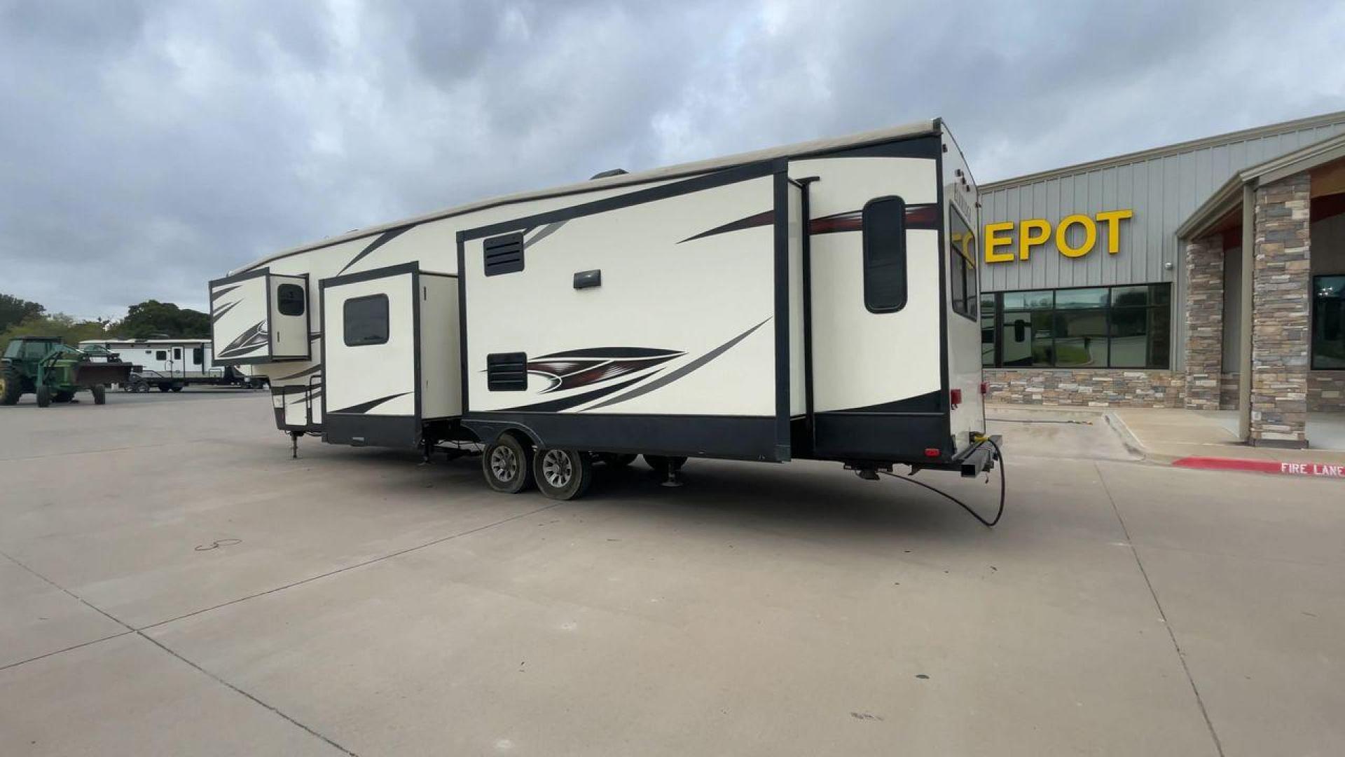 2016 HEARTLAND ELKRIDGE 39MBHS (5SFRG4227GE) , Length: 41.9 ft. | Dry Weight: 13,145 lbs. | Gross Weight: 15,500 lbs. | Slides: 4 transmission, located at 4319 N Main St, Cleburne, TX, 76033, (817) 678-5133, 32.385960, -97.391212 - Photo#7