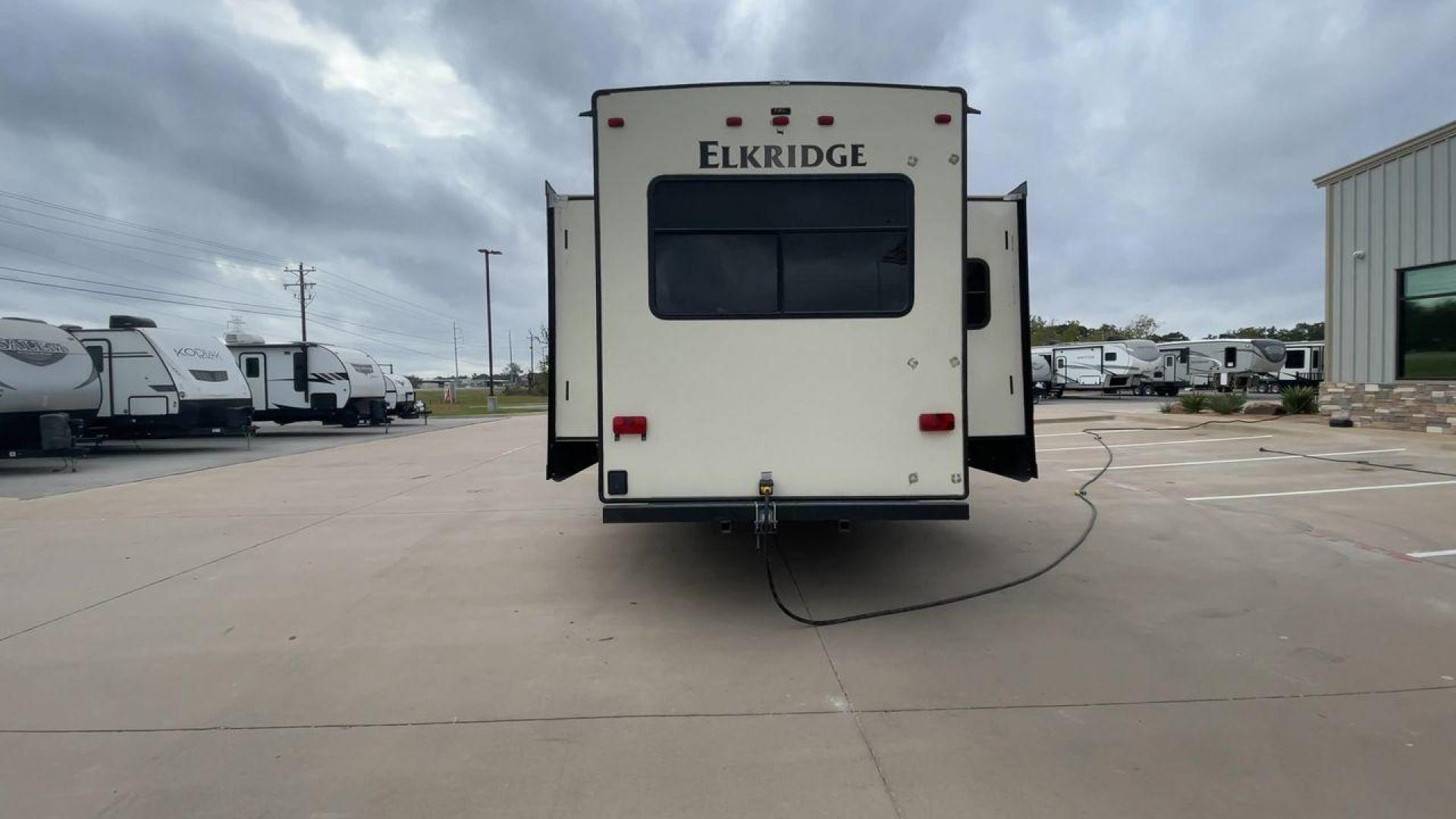 2016 HEARTLAND ELKRIDGE 39MBHS (5SFRG4227GE) , Length: 41.9 ft. | Dry Weight: 13,145 lbs. | Gross Weight: 15,500 lbs. | Slides: 4 transmission, located at 4319 N Main St, Cleburne, TX, 76033, (817) 678-5133, 32.385960, -97.391212 - Photo#8