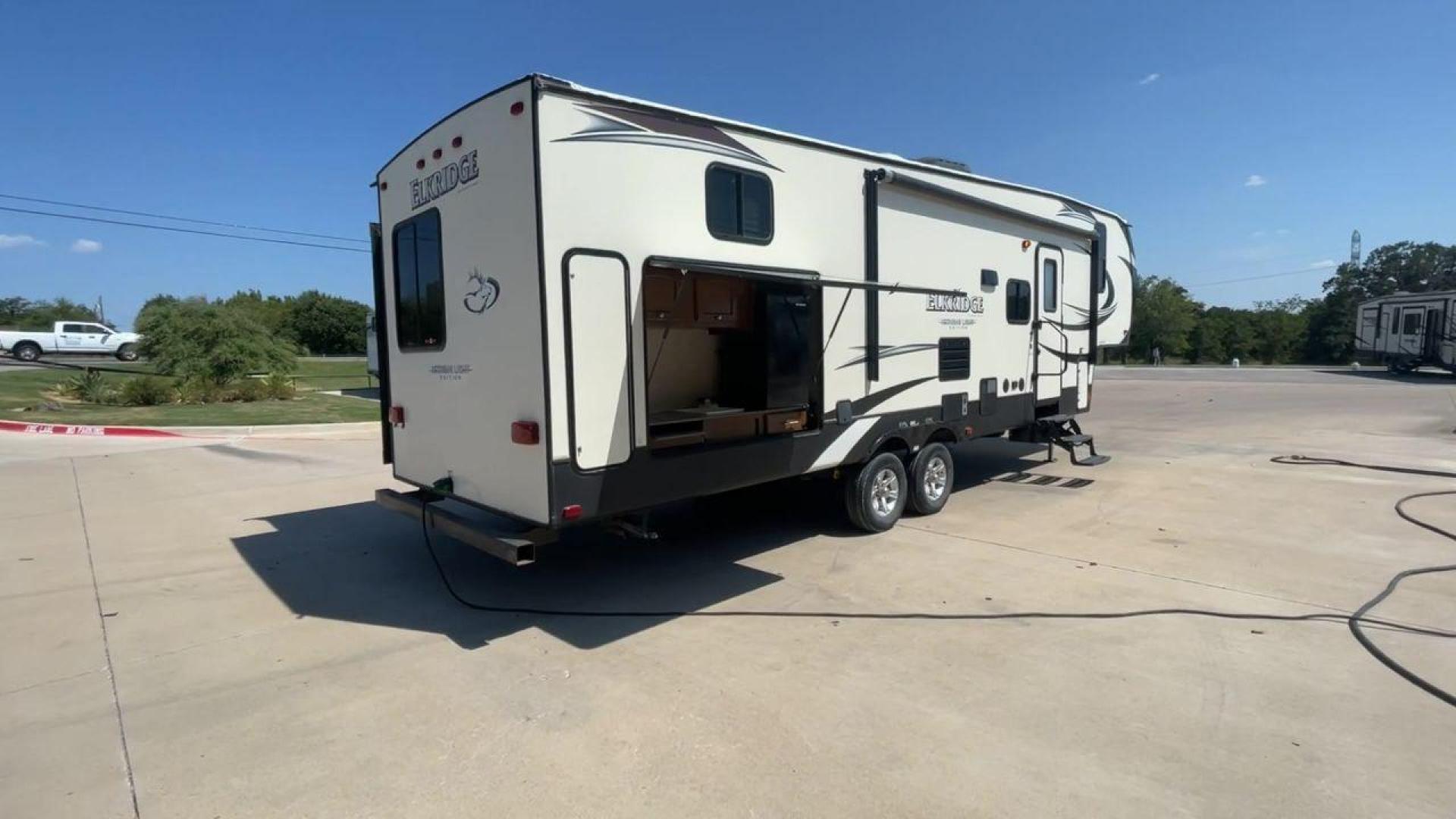 2016 HEARTLAND ELKRIDGE E30 (5SFRG332XGE) , Length: 34.4 ft. | Dry Weight: 9,022 lbs. | Gross Weight: 11,700 lbs. | Slides: 2 transmission, located at 4319 N Main St, Cleburne, TX, 76033, (817) 678-5133, 32.385960, -97.391212 - Photo#1