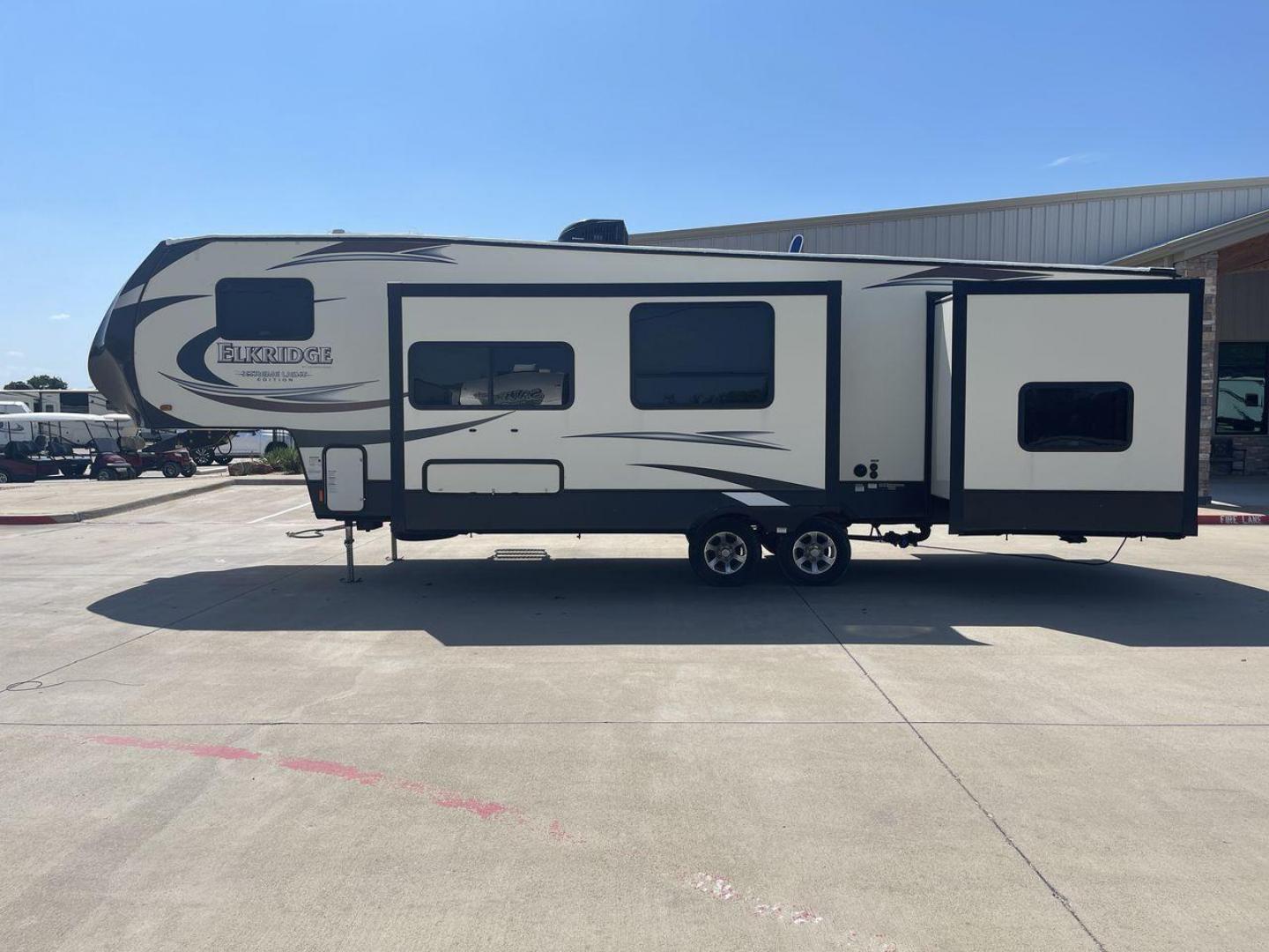 2016 HEARTLAND ELKRIDGE E30 (5SFRG332XGE) , Length: 34.4 ft. | Dry Weight: 9,022 lbs. | Gross Weight: 11,700 lbs. | Slides: 2 transmission, located at 4319 N Main St, Cleburne, TX, 76033, (817) 678-5133, 32.385960, -97.391212 - Photo#23