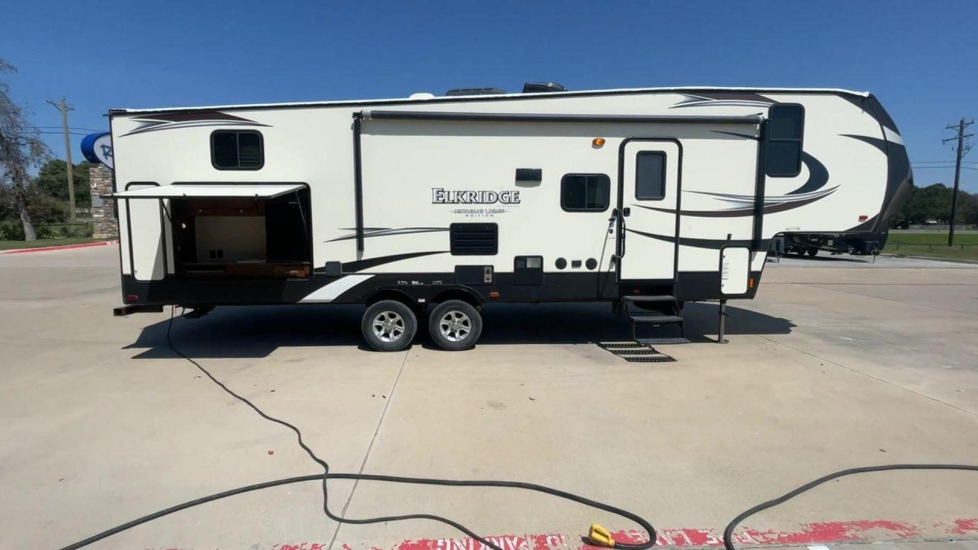 2016 HEARTLAND ELKRIDGE E30 (5SFRG332XGE) , Length: 34.4 ft. | Dry Weight: 9,022 lbs. | Gross Weight: 11,700 lbs. | Slides: 2 transmission, located at 4319 N Main St, Cleburne, TX, 76033, (817) 678-5133, 32.385960, -97.391212 - Photo#2