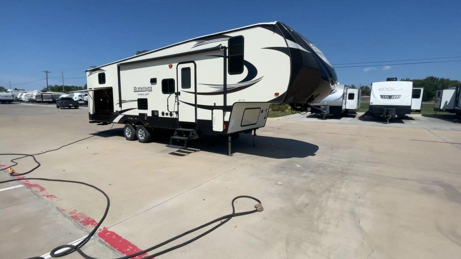 2016 HEARTLAND ELKRIDGE E30 (5SFRG332XGE) , Length: 34.4 ft. | Dry Weight: 9,022 lbs. | Gross Weight: 11,700 lbs. | Slides: 2 transmission, located at 4319 N Main St, Cleburne, TX, 76033, (817) 678-5133, 32.385960, -97.391212 - Photo#3